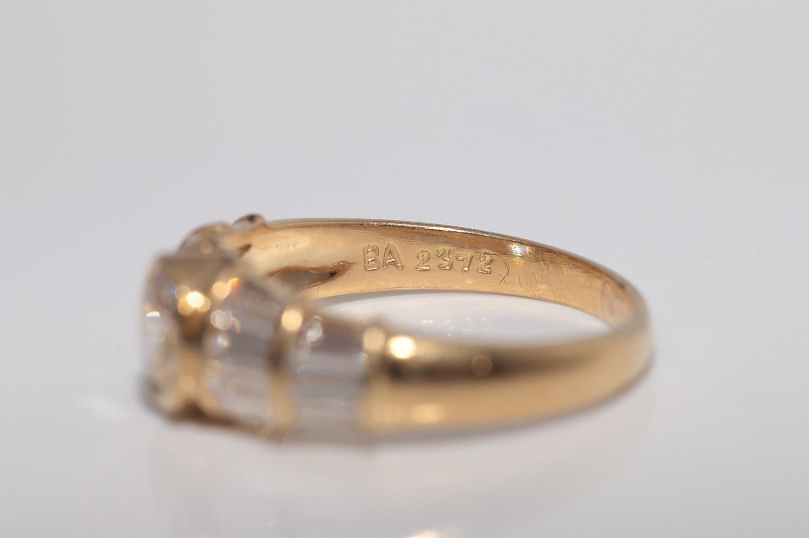 Anello con diamante naturale taglio ovale e taglio baguette in oro 18 carati, vintage, anni '80 circa in vendita 3