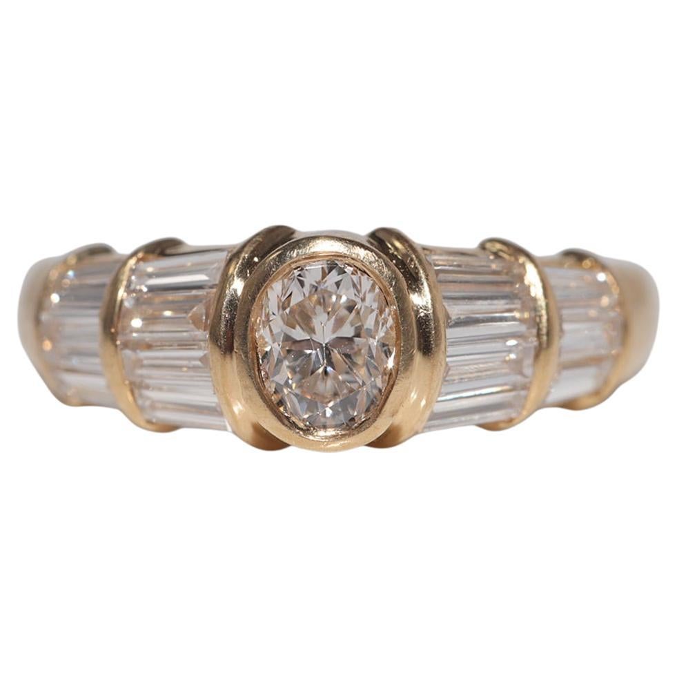 Anello con diamante naturale taglio ovale e taglio baguette in oro 18 carati, vintage, anni '80 circa in vendita