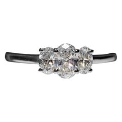 Vintage Circa 1980er Jahre 18k Gold Natürlicher Ovalschliff Diamant Dekorierter Ring