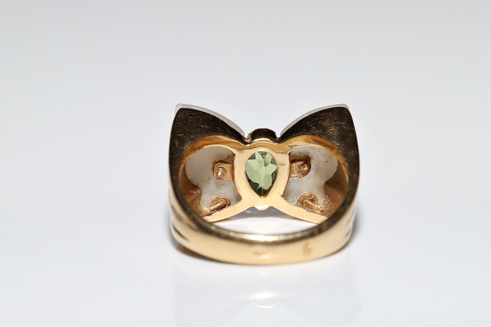 Vintage Circa 1980s 18k Gold Natural Peridot And Pearl Butterfly Style Ring  For Sale 2