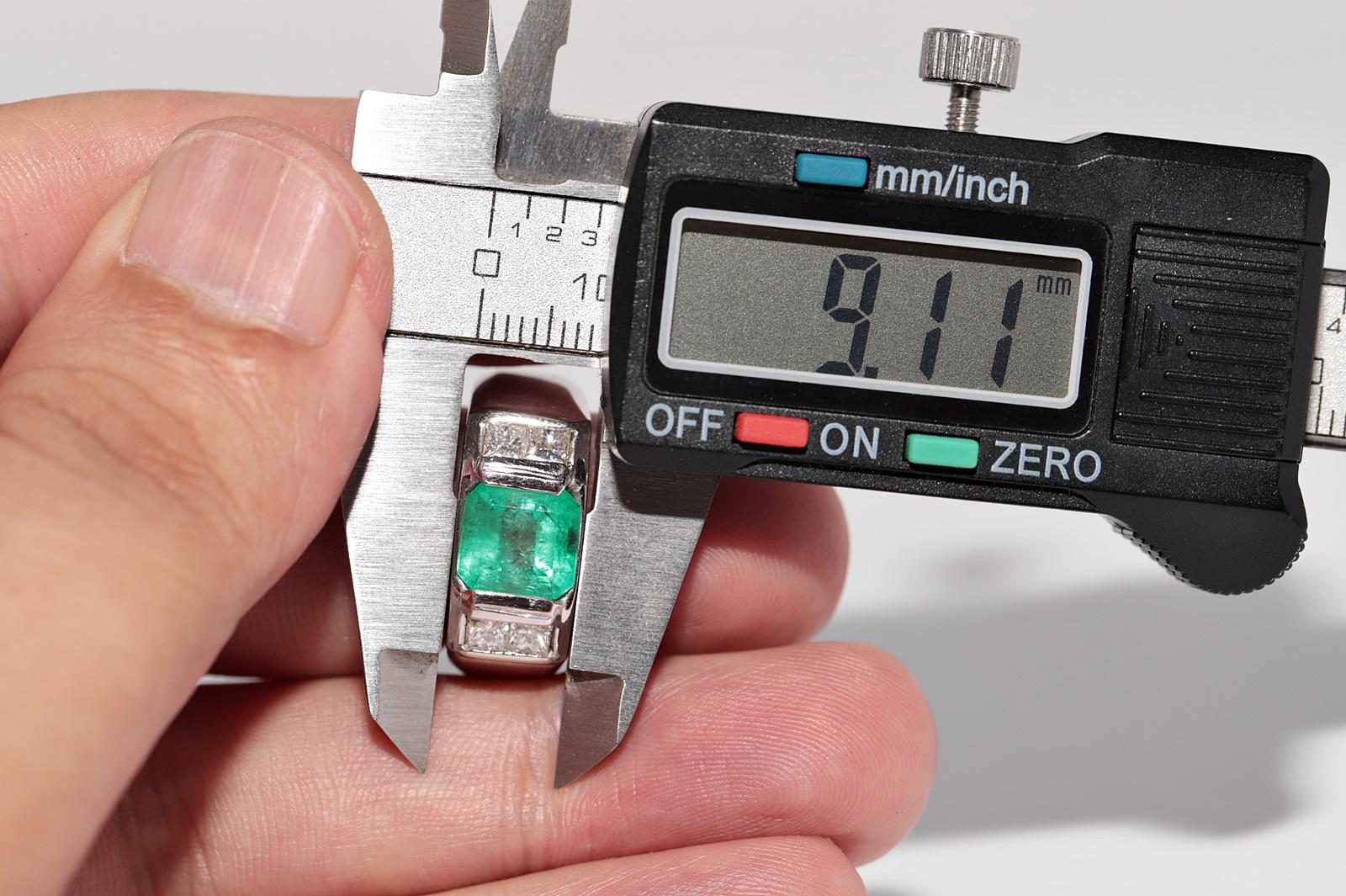 Vintage CIRCA 1980s 18k Gold Natürliche Prinzessinnenschliff Diamant und Smaragd Ring im Angebot 4