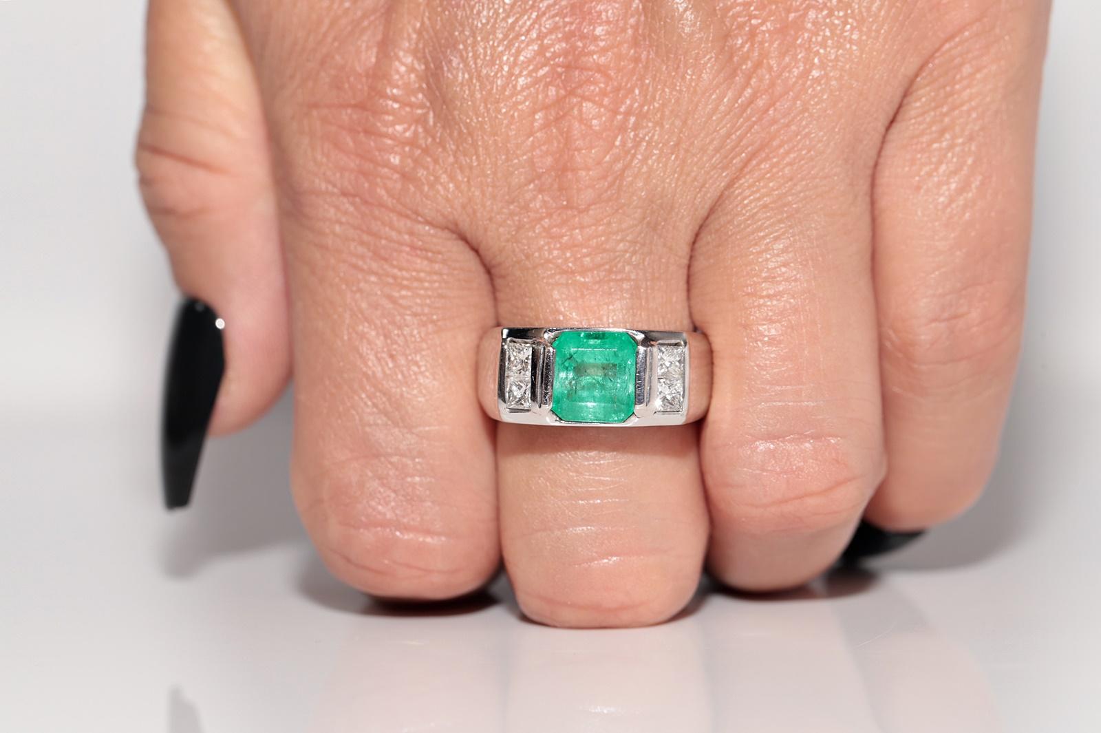 Vintage Circa 1980s 18k Gold Natural Princess Cut Diamond And Emerald Ring For Sale 7