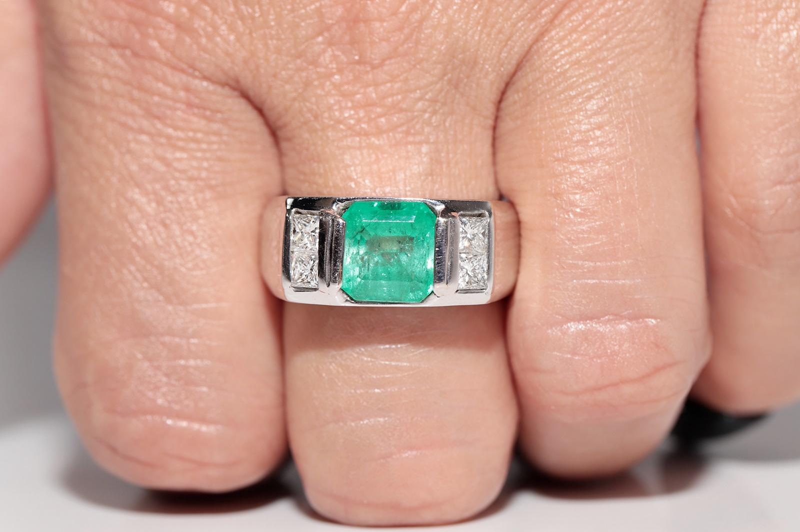 Vintage Circa 1980s 18k Gold Natural Princess Cut Diamond And Emerald Ring For Sale 8