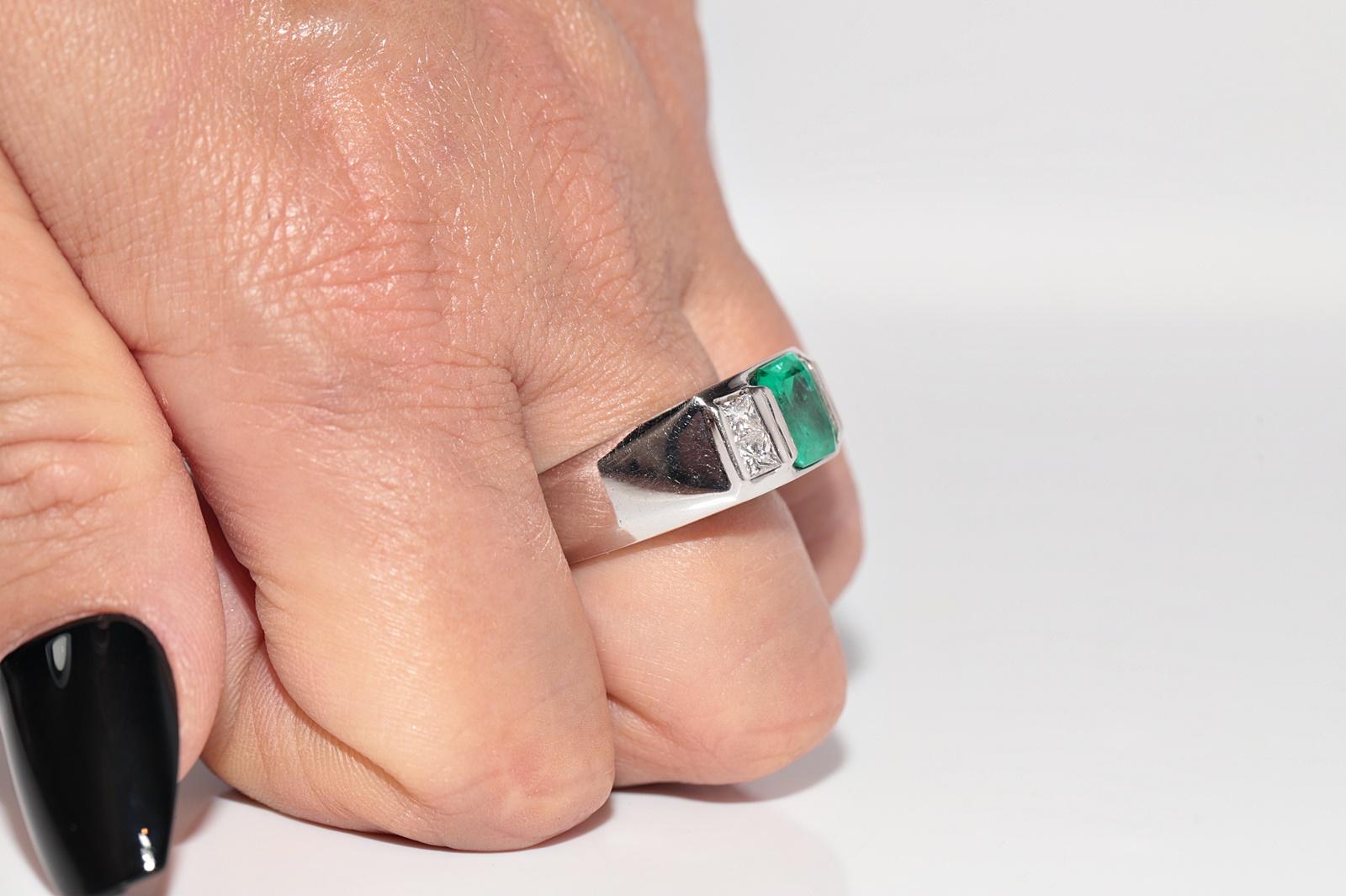 Vintage Circa 1980s 18k Gold Natural Princess Cut Diamond And Emerald Ring For Sale 9