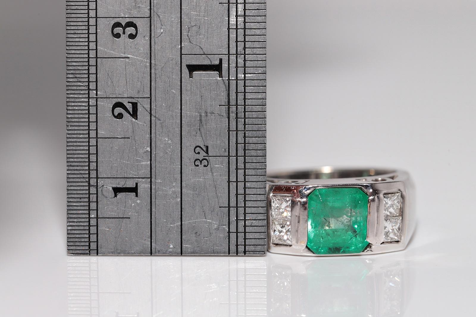 Vintage Circa 1980s 18k Gold Natural Princess Cut Diamond And Emerald Ring For Sale 2