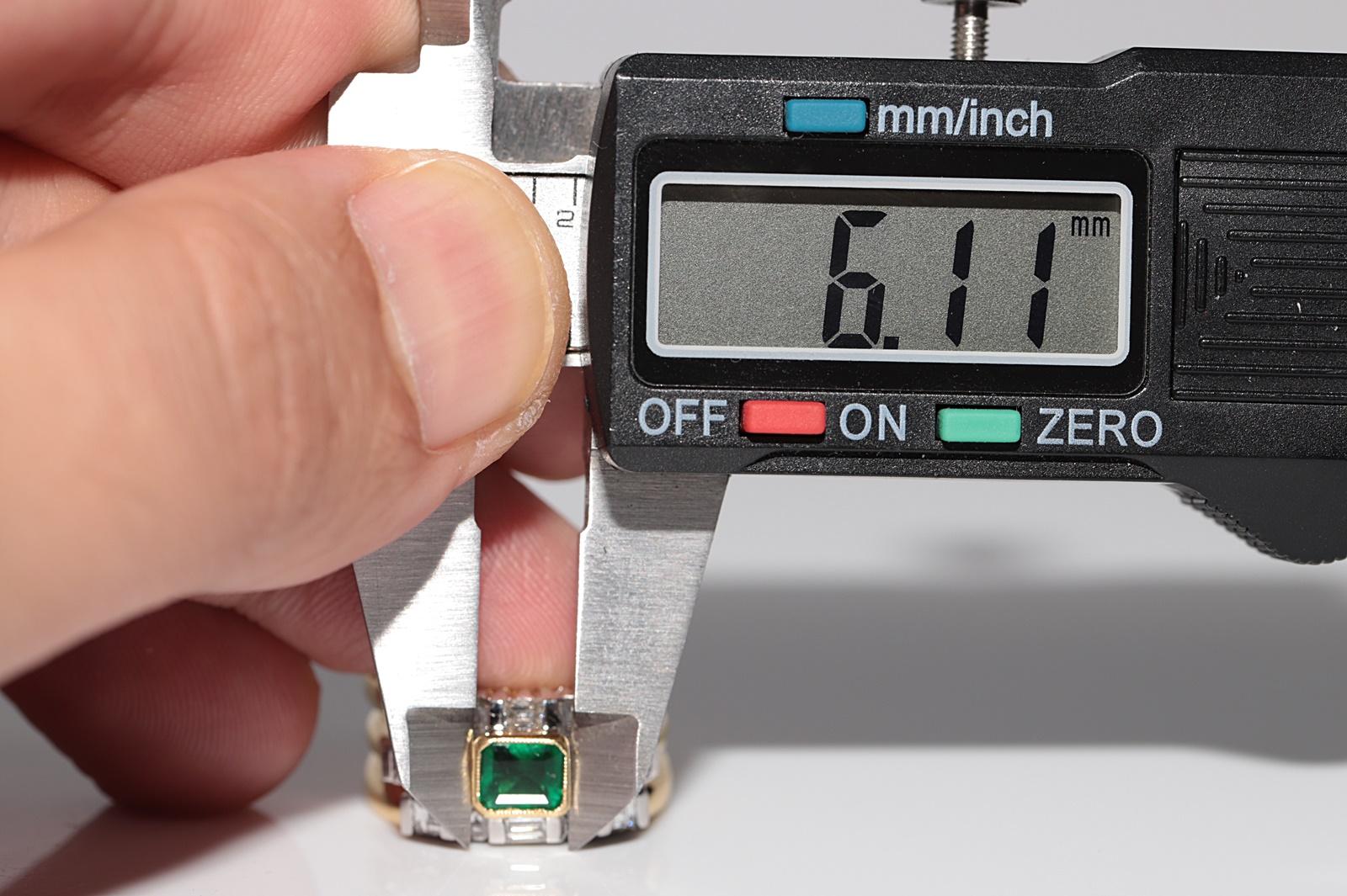 Vintage CIRCA 1980s 18k Gold Natürliche Prinzessinnenschliff Diamant und Smaragd Ring im Angebot 1