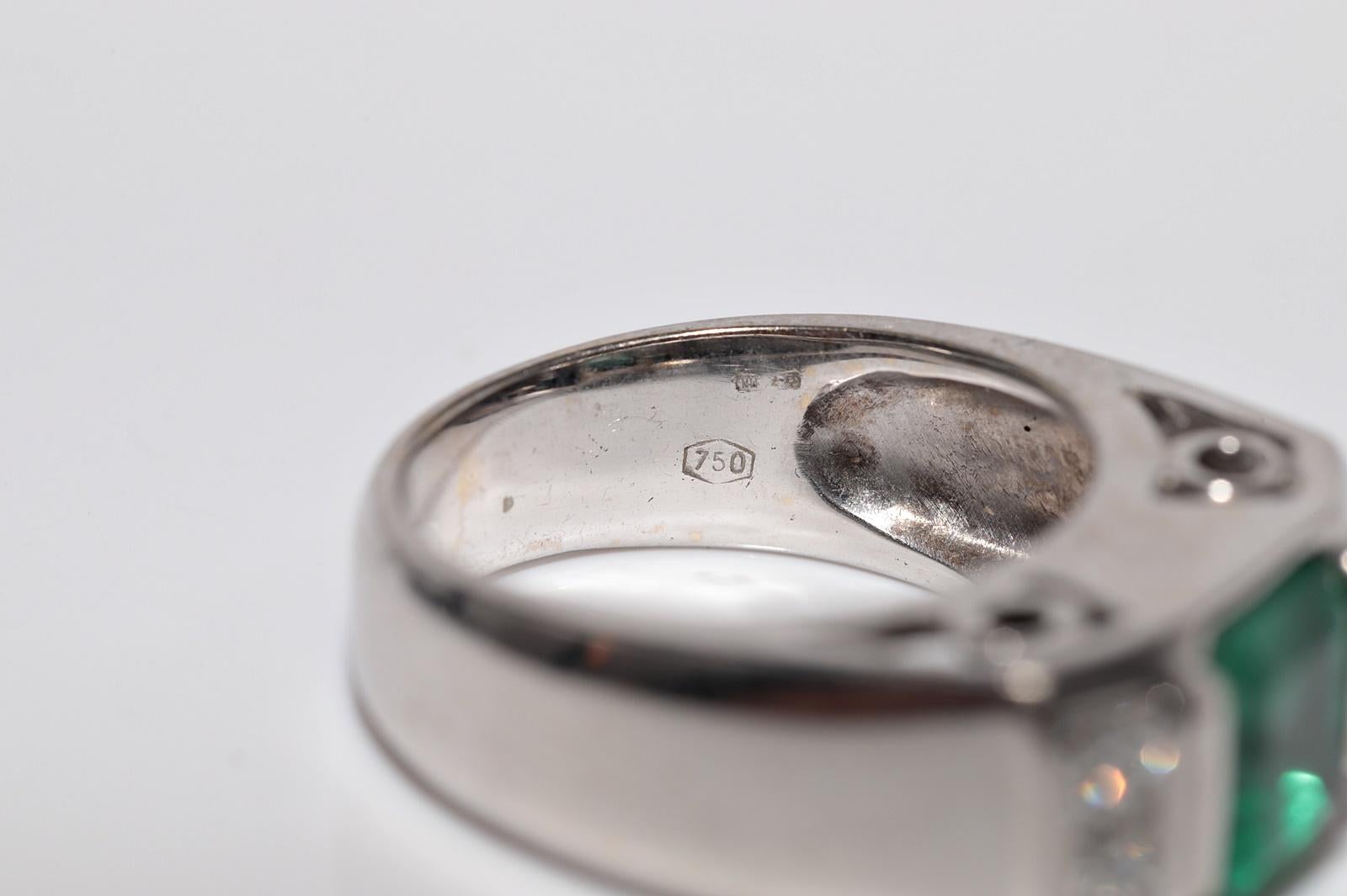 Vintage CIRCA 1980s 18k Gold Natürliche Prinzessinnenschliff Diamant und Smaragd Ring im Angebot 2