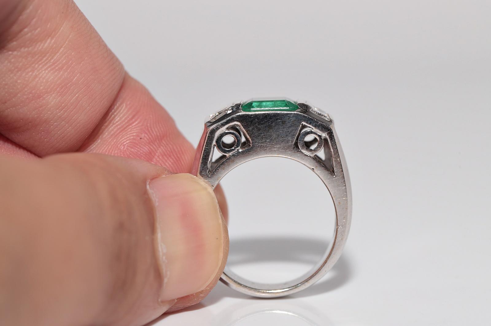 Vintage Circa 1980s 18k Gold Natural Princess Cut Diamond And Emerald Ring For Sale 4