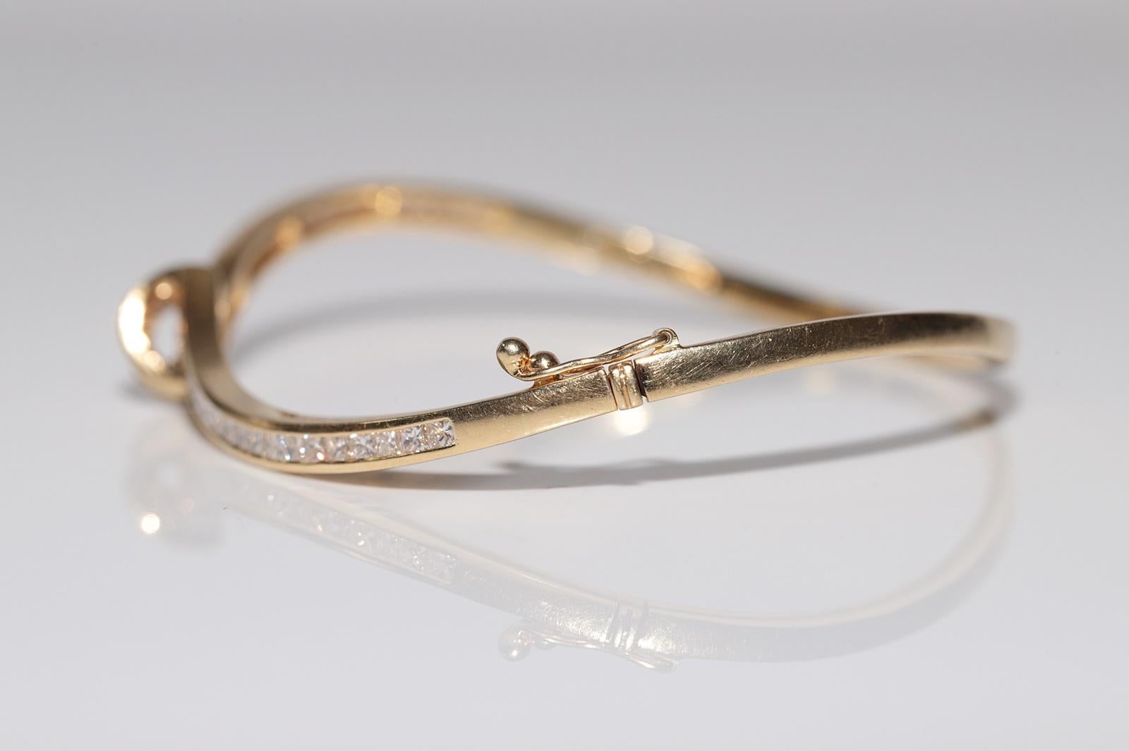 Vintage Circa 1980 Gold 18k Natural Princess Cut Diamond Bangle Bracelet en vente 5