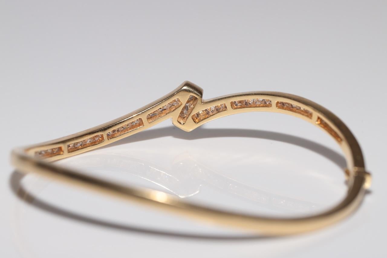 Vintage Circa 1980 Gold 18k Natural Princess Cut Diamond Bangle Bracelet en vente 8