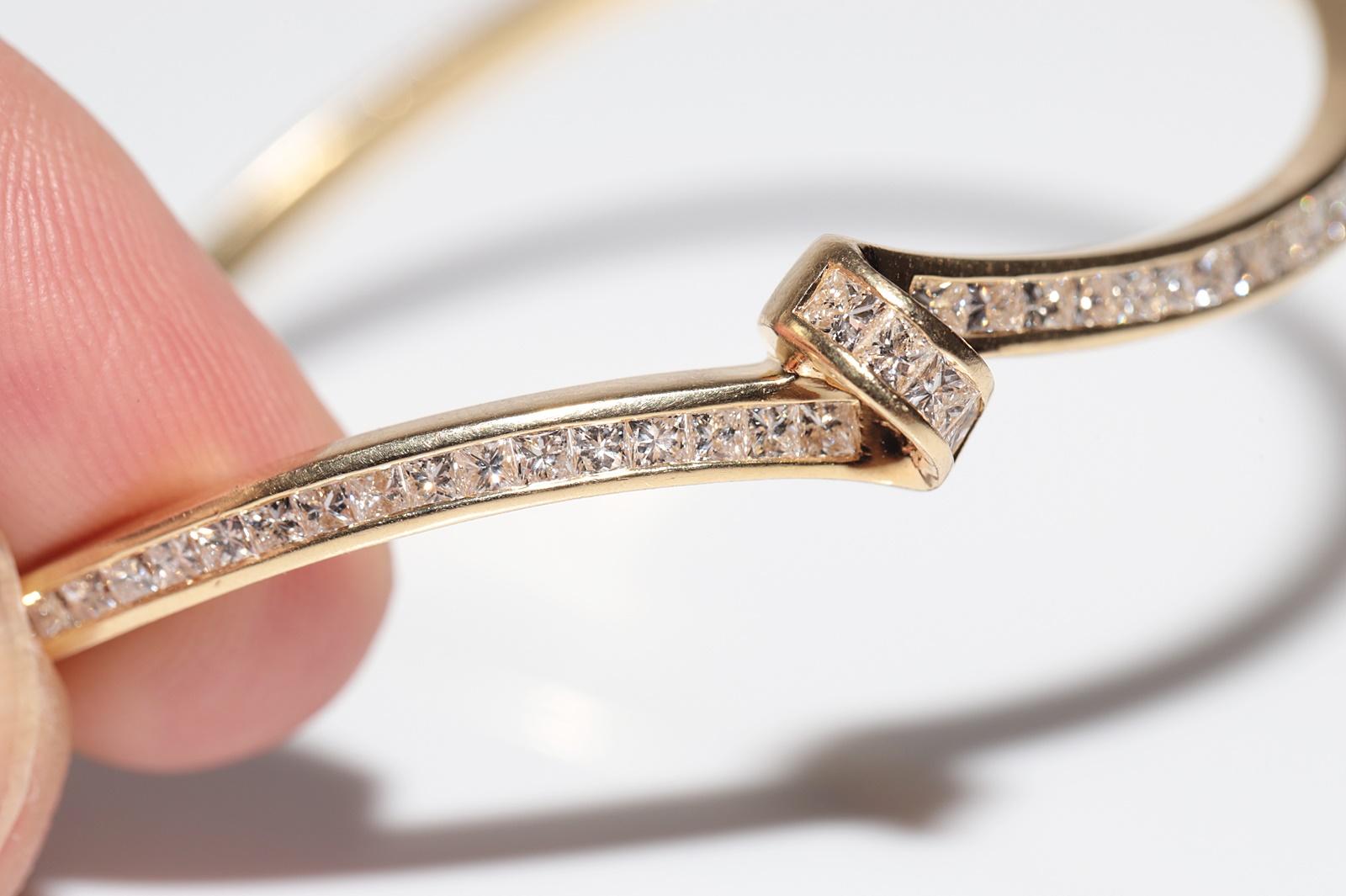 Vintage Circa 1980 Gold 18k Natural Princess Cut Diamond Bangle Bracelet en vente 9