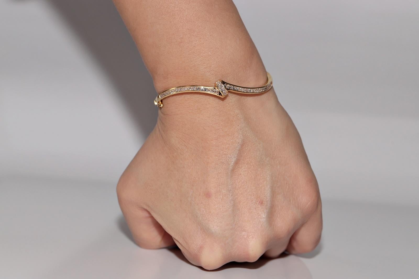 Vintage Circa 1980 Gold 18k Natural Princess Cut Diamond Bangle Bracelet en vente 11
