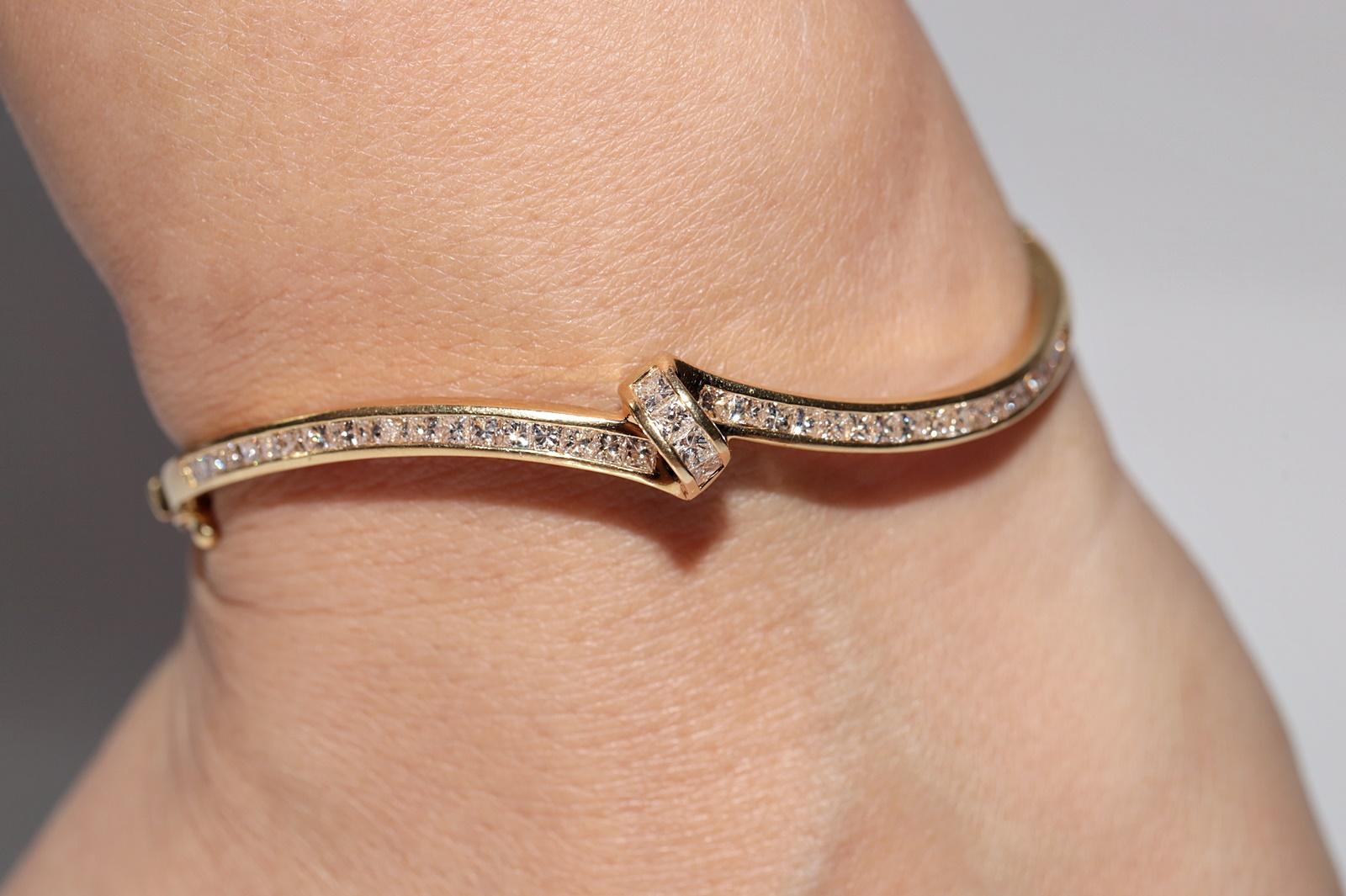 Vintage Circa 1980 Gold 18k Natural Princess Cut Diamond Bangle Bracelet en vente 12