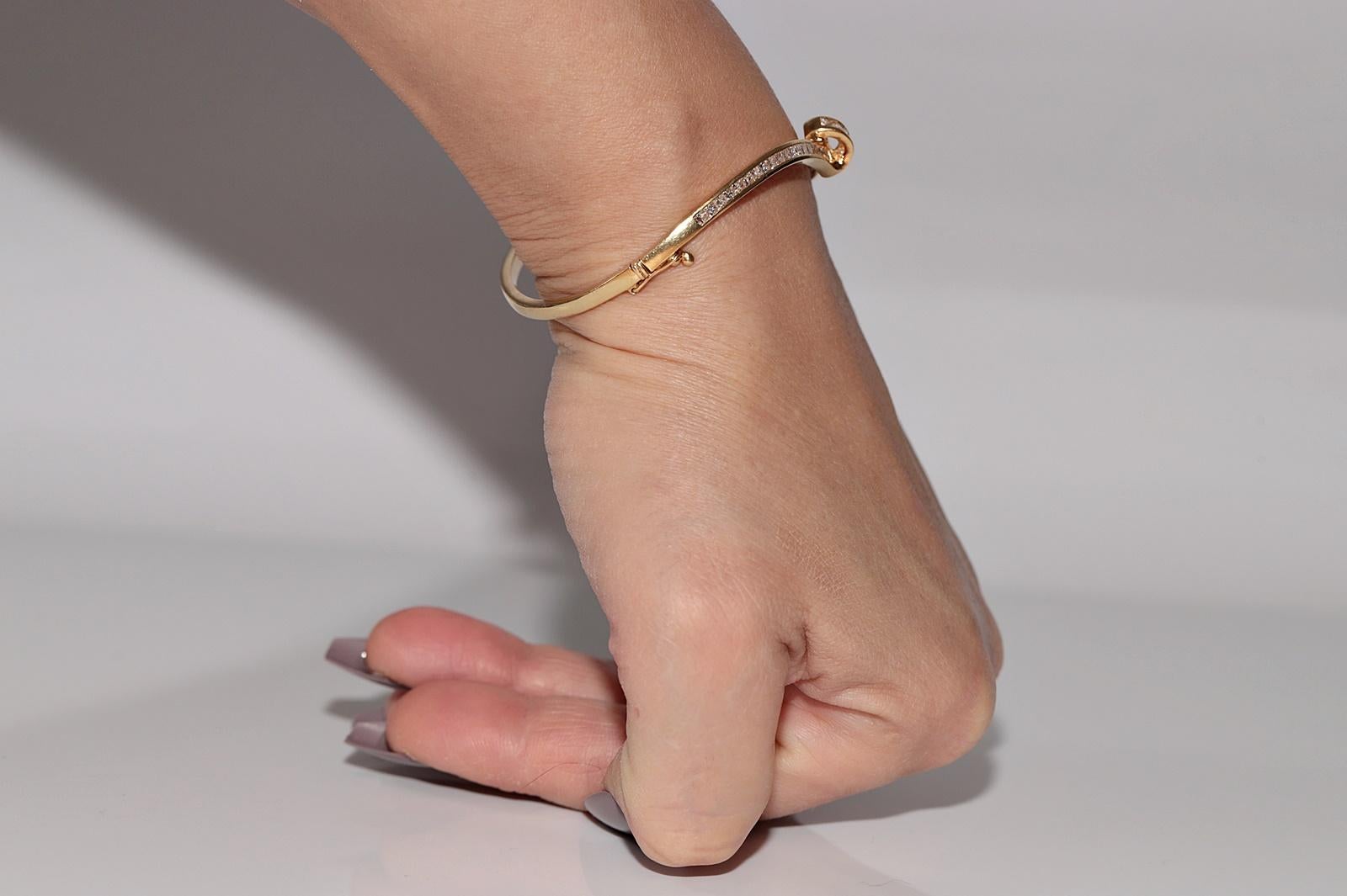Vintage Circa 1980 Gold 18k Natural Princess Cut Diamond Bangle Bracelet en vente 13