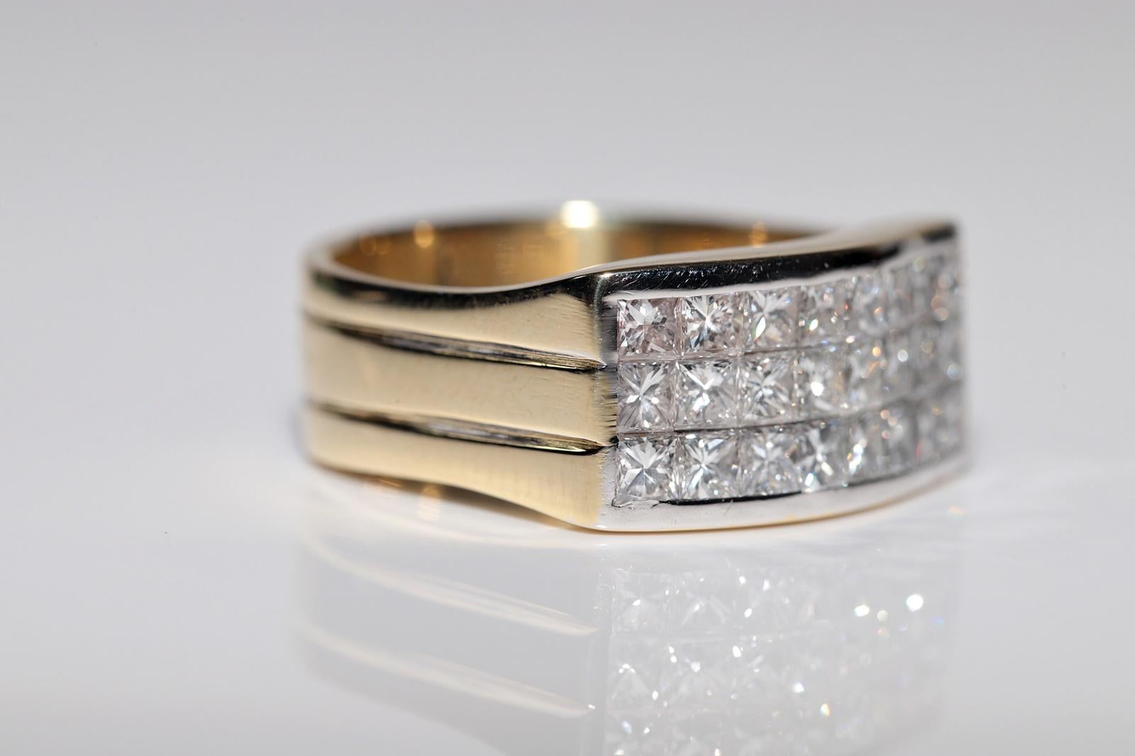 Vintage Circa 1980s 18k Gold Natural Princess Cut Diamond Decorated Ring In Good Condition For Sale In Fatih/İstanbul, 34