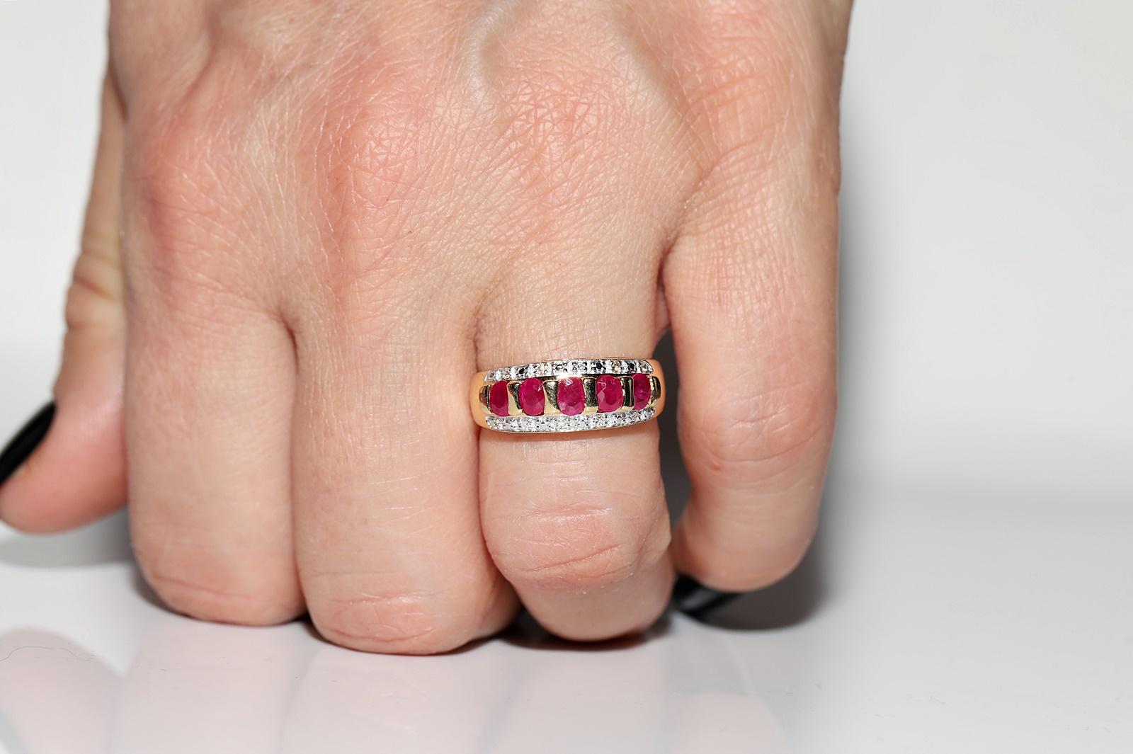 Vintage Circa 1980s 18k Gold Natural Ruby And Diamond Band Ring  For Sale 6