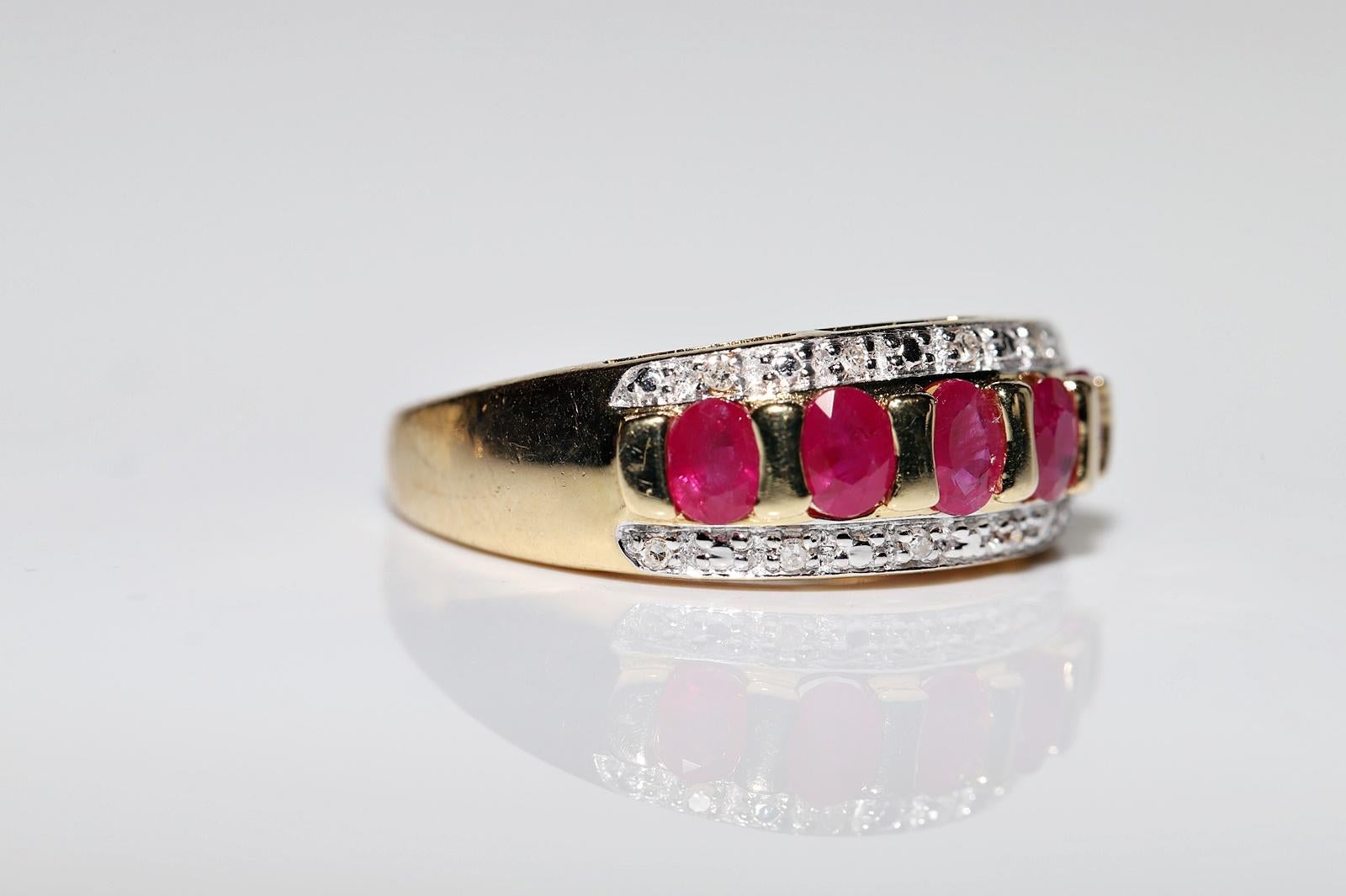 Vintage Circa 1980s 18k Gold Natural Ruby And Diamond Band Ring  In Good Condition For Sale In Fatih/İstanbul, 34