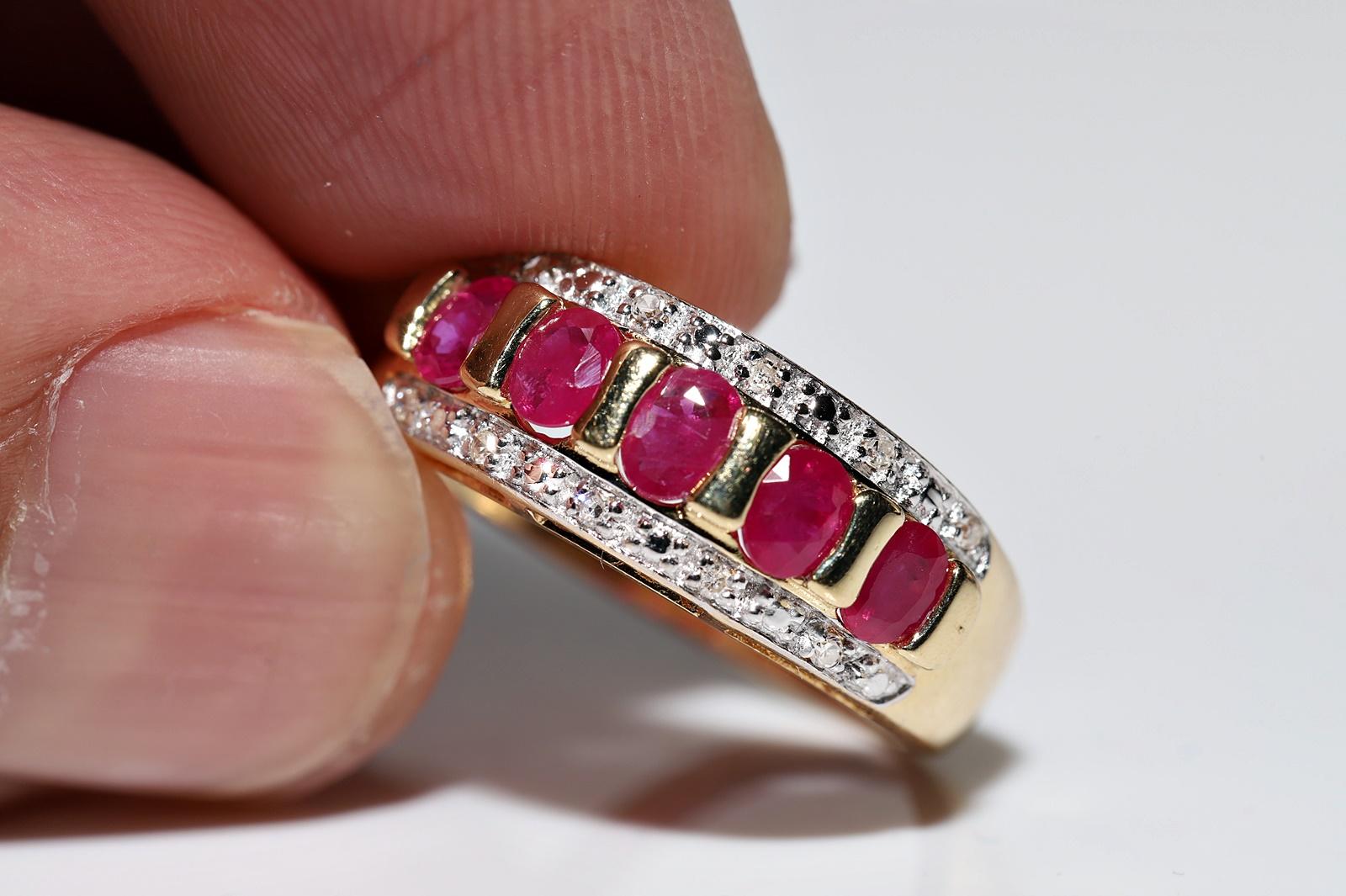 Vintage Circa 1980s 18k Gold Natural Ruby And Diamond Band Ring  For Sale 3