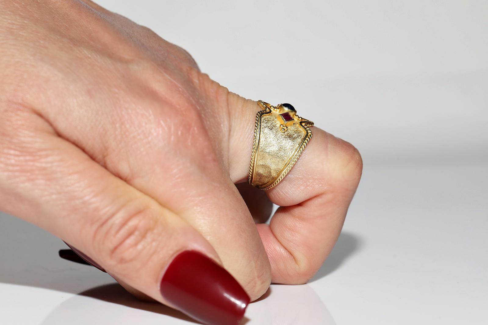 Vintage Circa 1980s 18k Gold Natural Sapphire And Ruby Decorated Ring For Sale 10