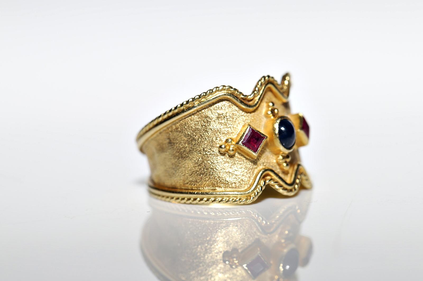 Cabochon Vintage Circa 1980s 18k Gold Natural Sapphire And Ruby Decorated Ring For Sale