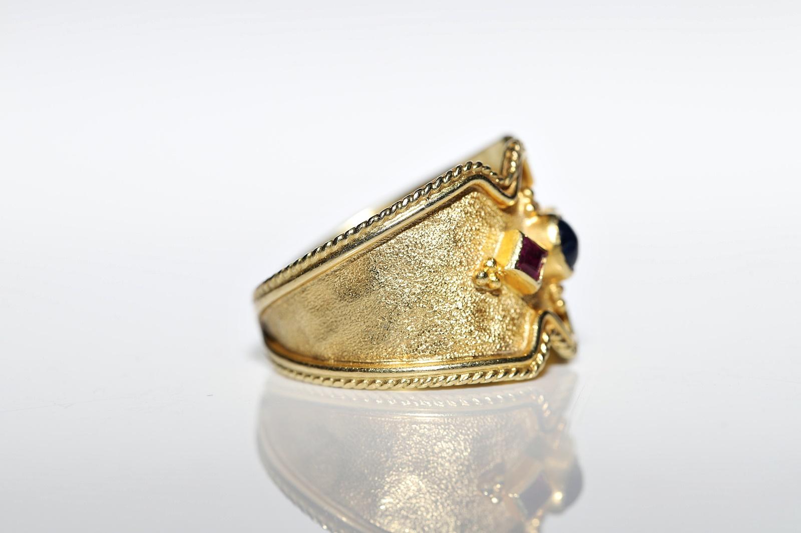 Vintage Circa 1980s 18k Gold Natural Sapphire And Ruby Decorated Ring In Good Condition For Sale In Fatih/İstanbul, 34
