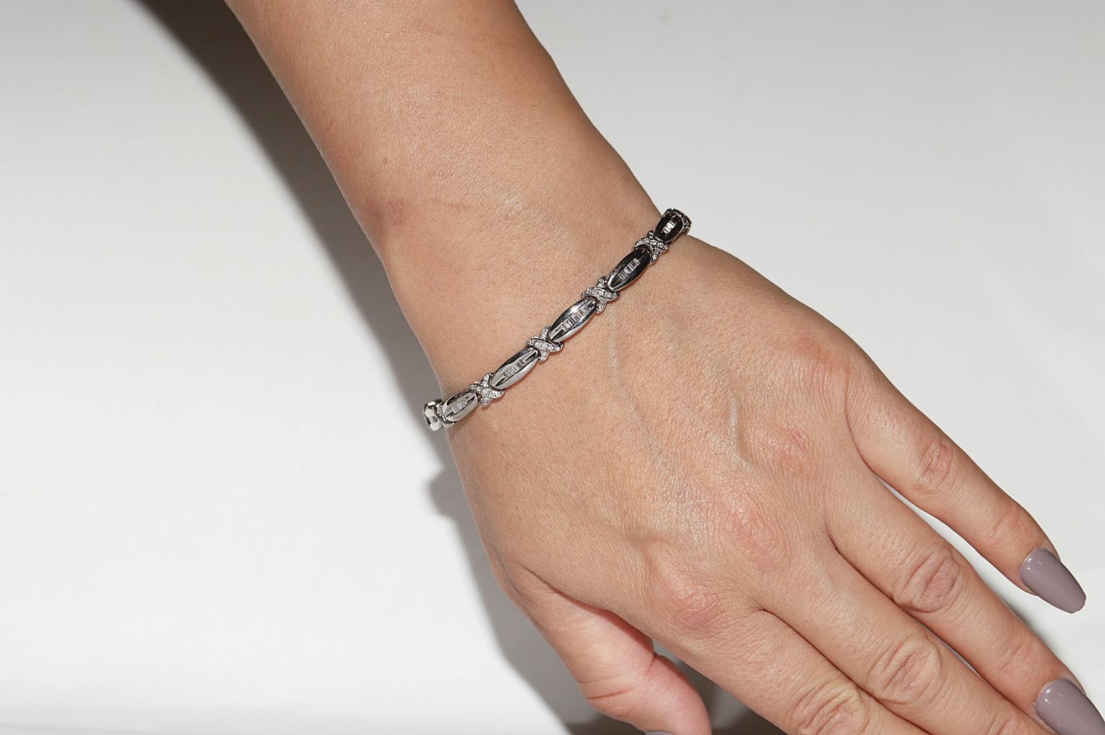 Vintage Circa 1980er Jahre 18k Weißgold Natürliches Diamant-Dekoriertes Vintage-Armband im Angebot 11