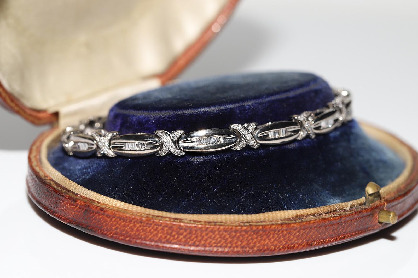 Vintage Circa 1980er Jahre 18k Weißgold Natürliches Diamant-Dekoriertes Vintage-Armband (Retro) im Angebot