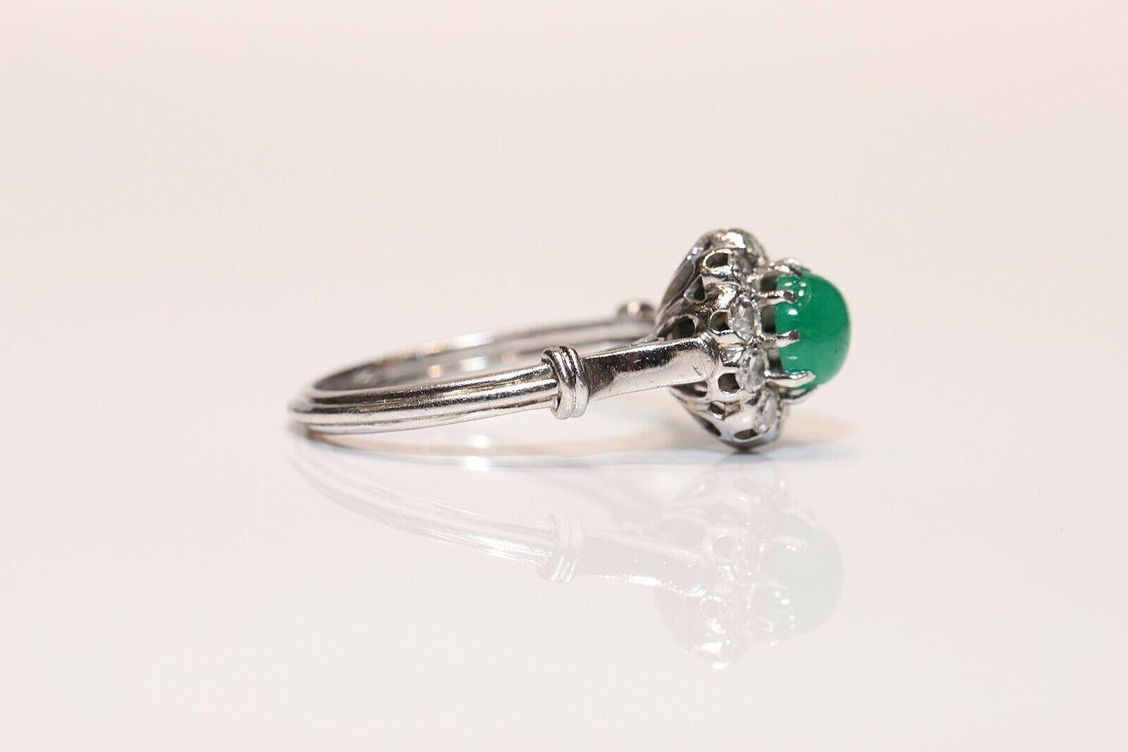 Rétro Vintage Circa 1980s 8k Gold Natural Cabochon Cut Emerald And Diamond Ring en vente