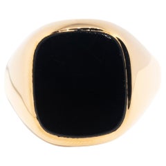 Vieille bague sigillaire en or jaune 9 carats avec onyx en forme de coussin et dôme, c. 1980