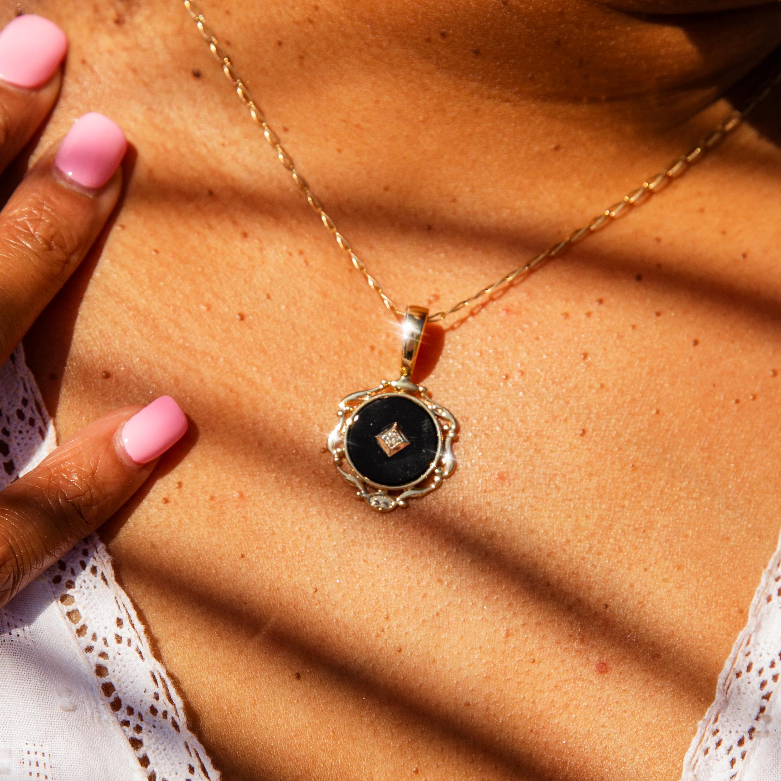 Anhänger aus 9 Karat Gelbgold und rundem Onyx, Vintage, um 1980 Damen