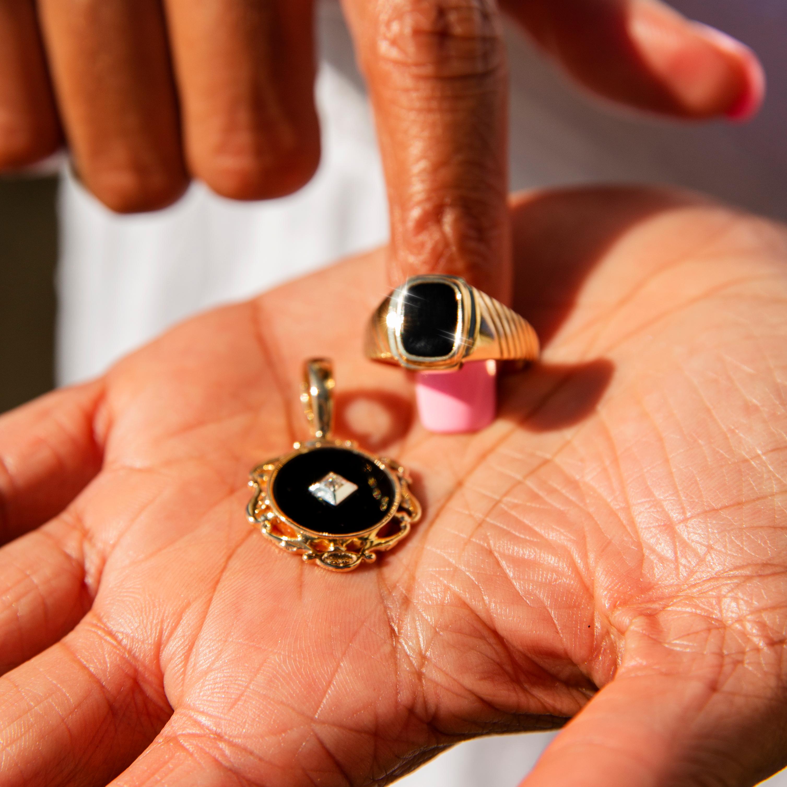 Anhänger aus 9 Karat Gelbgold und rundem Onyx, Vintage, um 1980 2