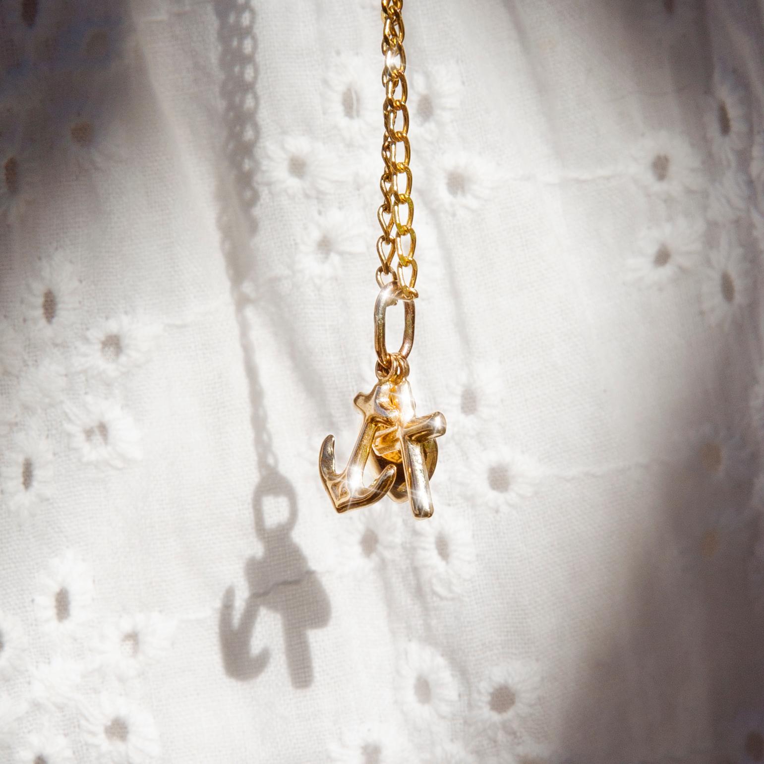 Pendentifs à ancre et chaîne vintage en forme de croix en forme de cœur en or jaune 9 carats, années 1980 2