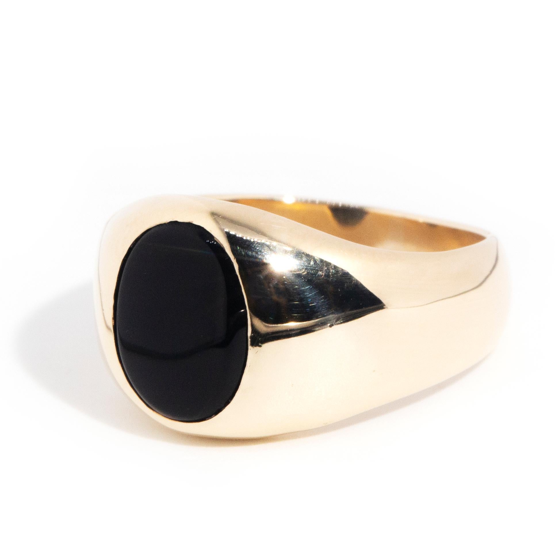 Vintage Circa 1980s 9 Carat Yellow Gold Oval Cut Onyx Domed Men's Signet Ring 2