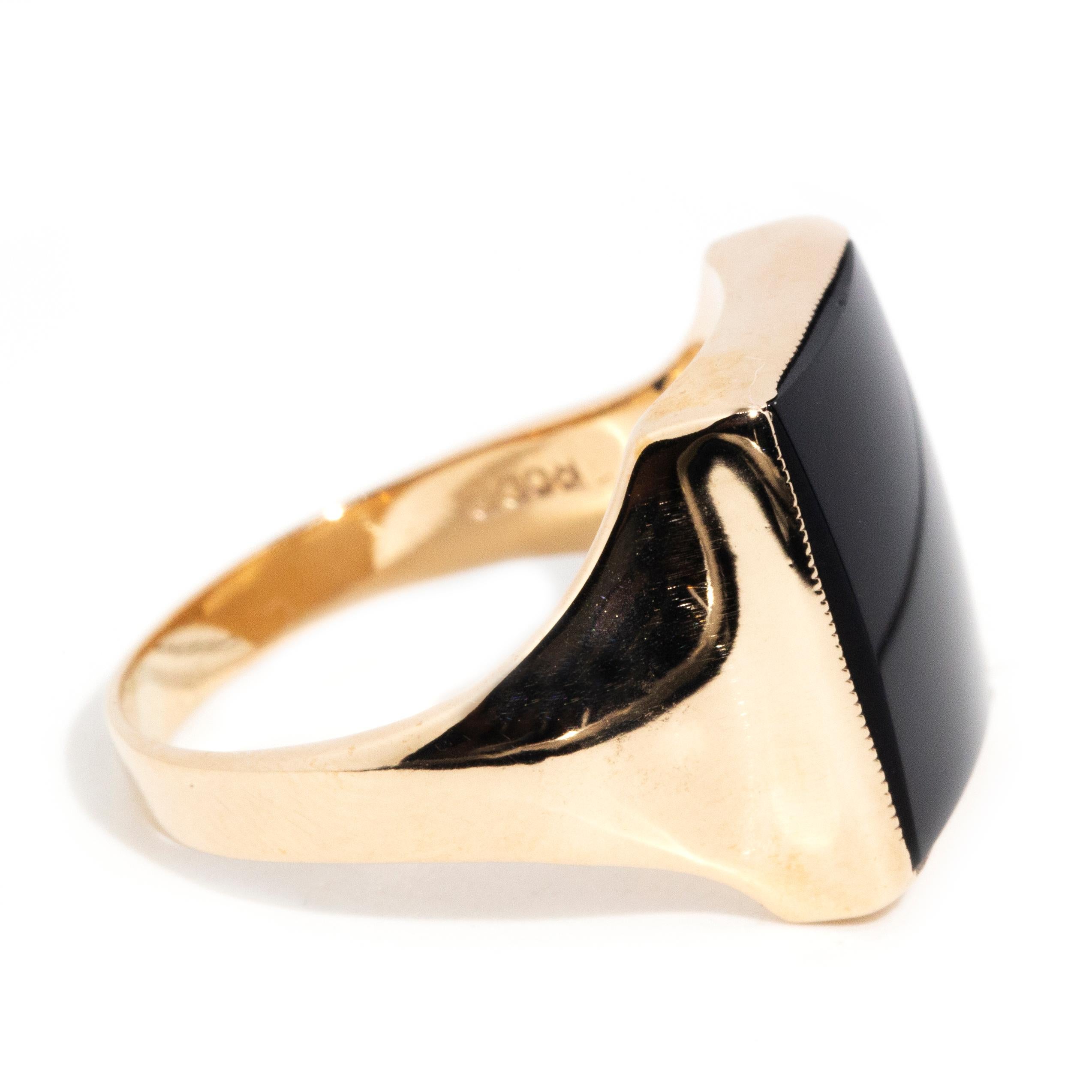 Vintage circa 1980s 9 Carat Yellow Gold Rectangular Buff Top Onyx Signet Ring In Good Condition For Sale In Hamilton, AU