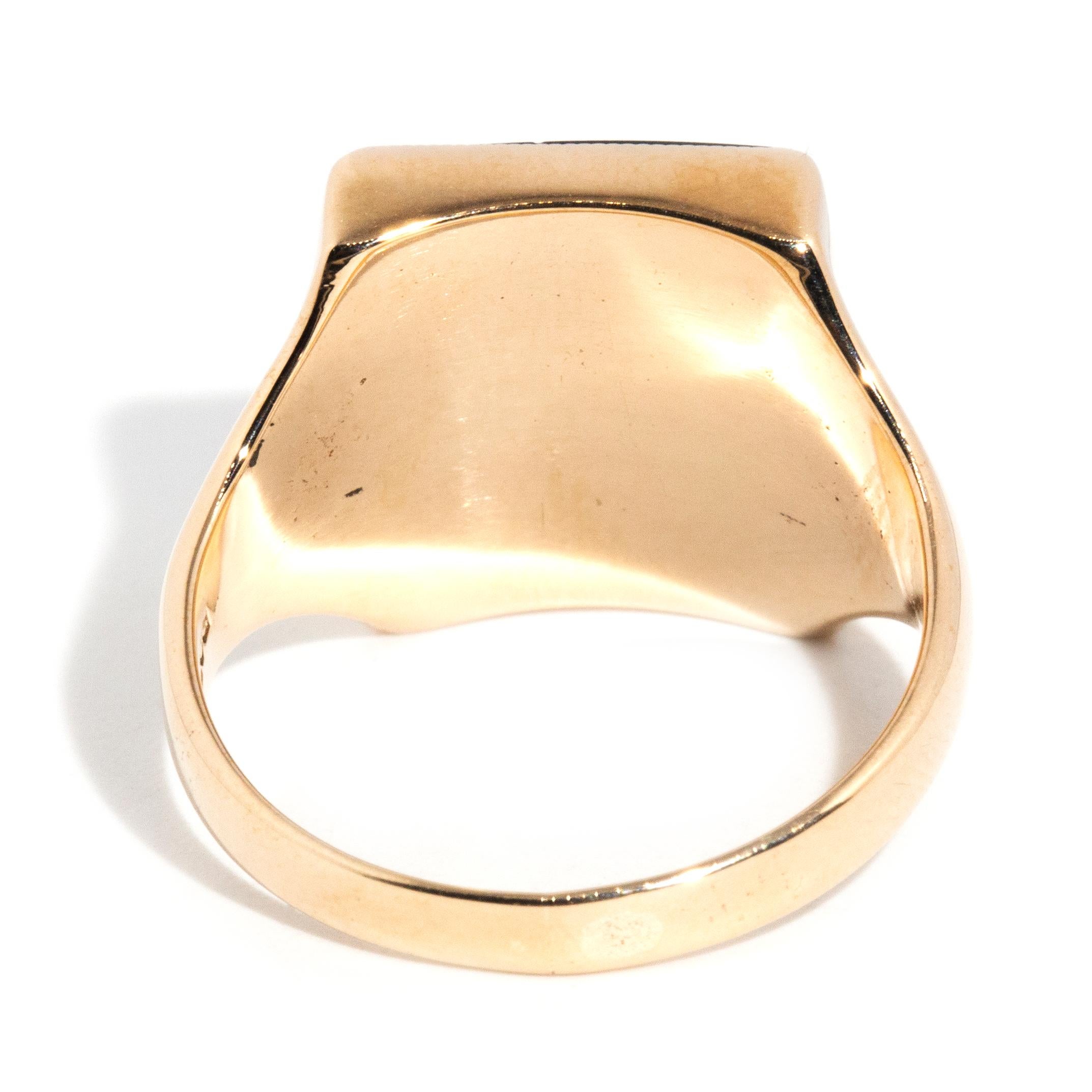 Vintage circa 1980s 9 Carat Yellow Gold Rectangular Buff Top Onyx Signet Ring For Sale 2