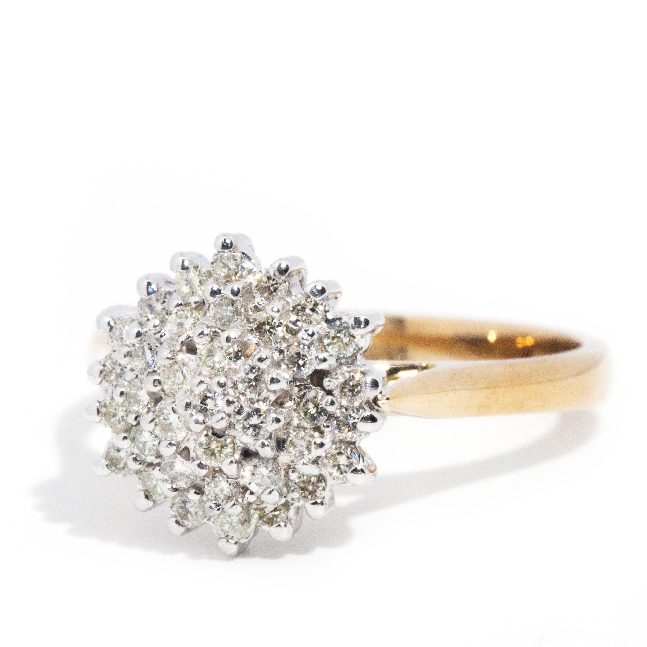 Vintage circa 1980er Jahre 9 Karat Gelbgold Rundbrillant Diamant Cluster Ring (Rundschliff)