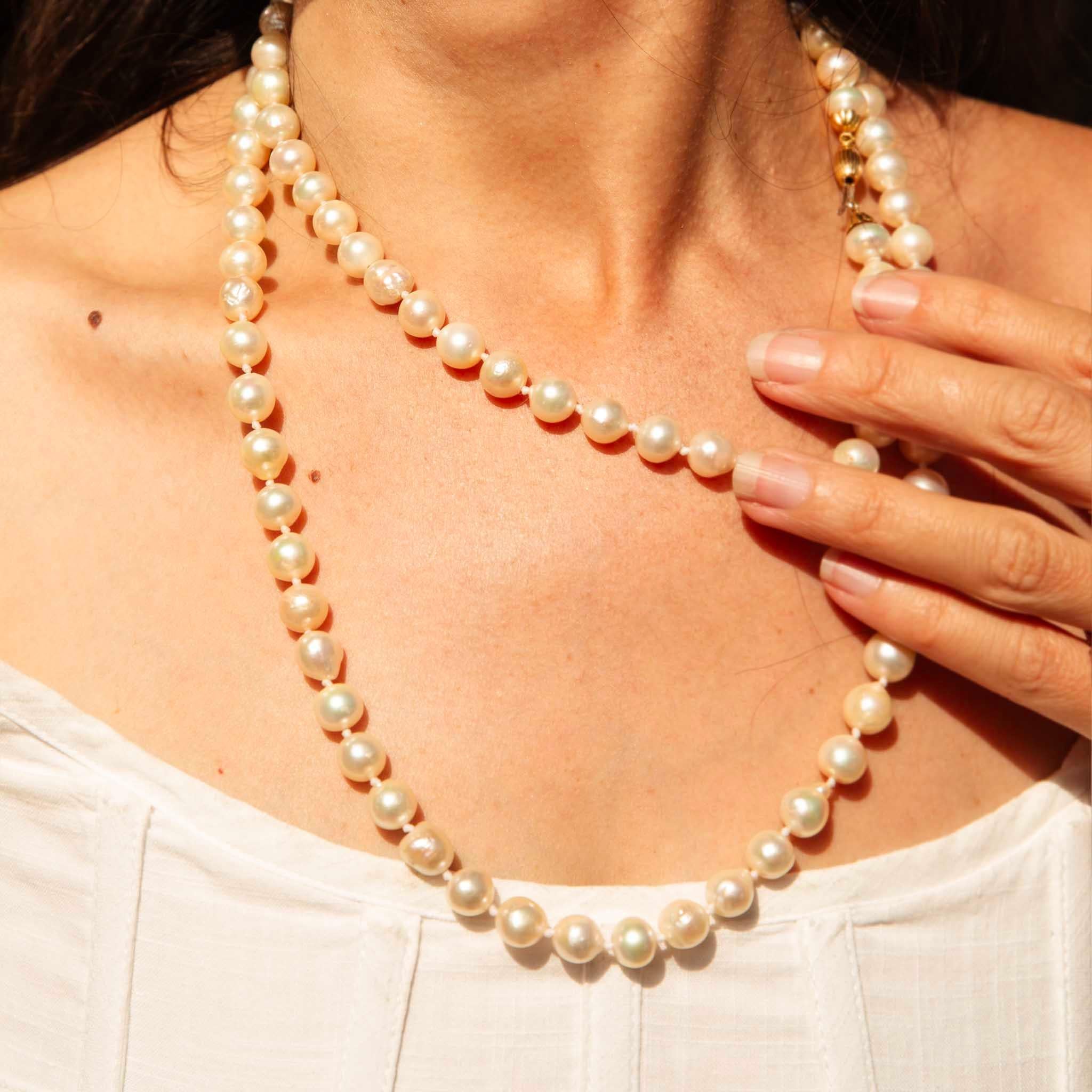 Modern Vintage Circa 1980s Akoya Pearl Strand Necklace 18 Yellow Gold Clasp For Sale