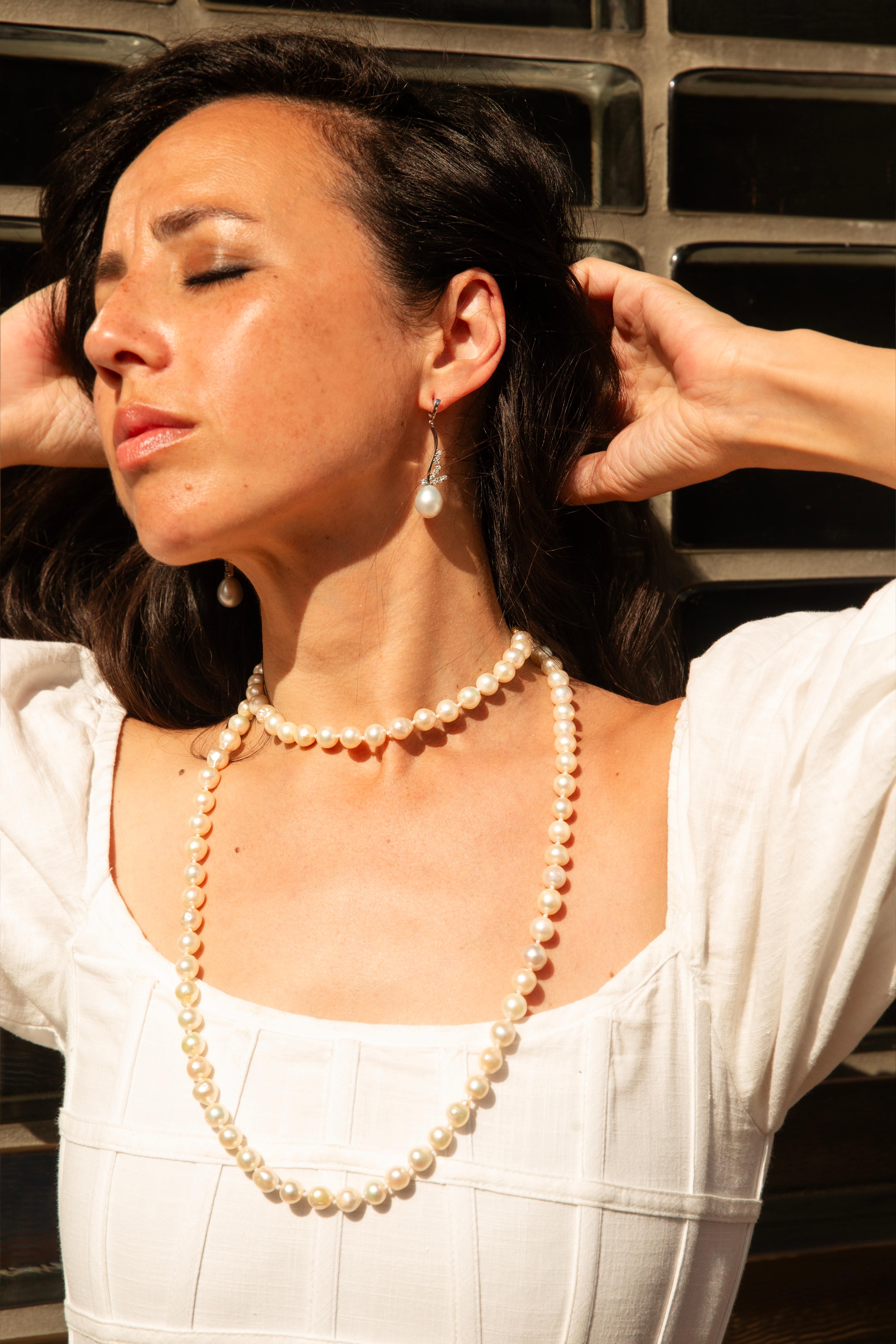 Vintage Circa 1980s Akoya Pearl Strand Necklace 18 Yellow Gold Clasp In Good Condition For Sale In Hamilton, AU