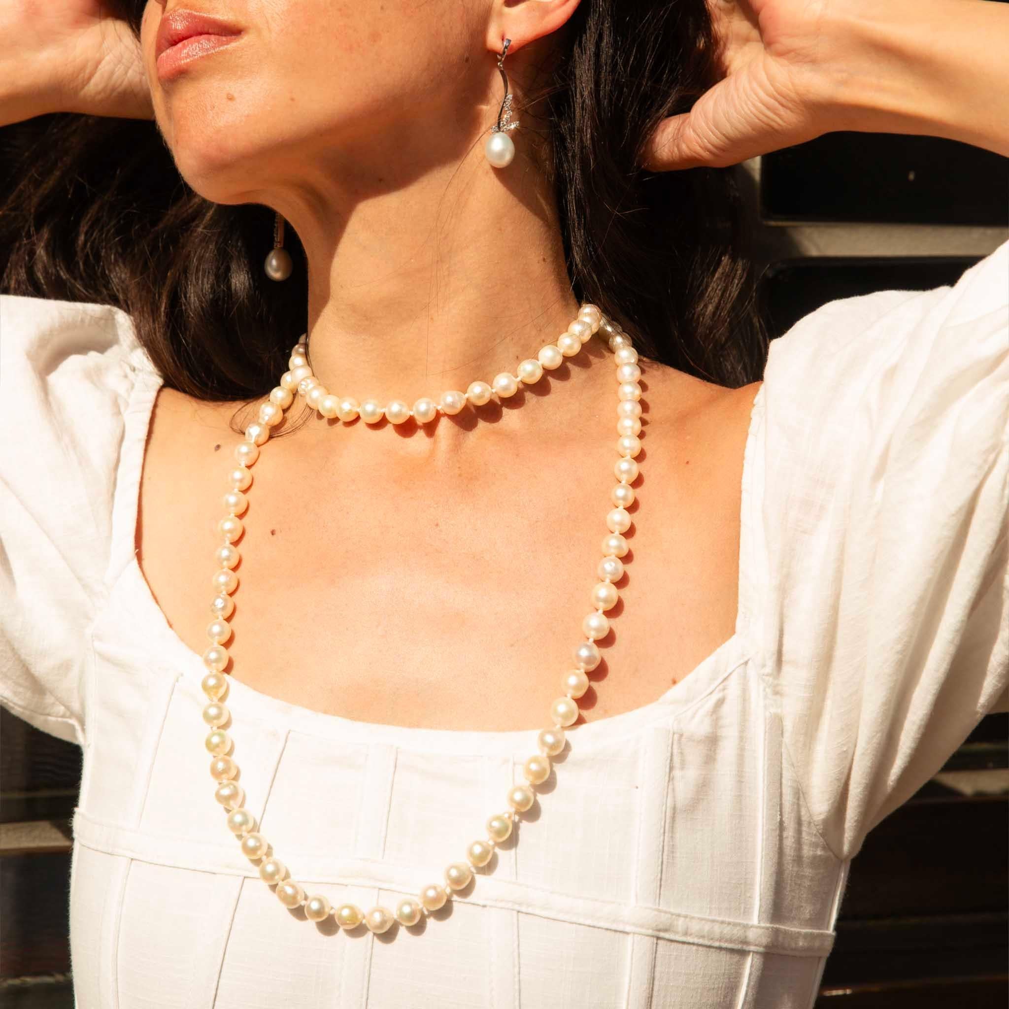 Vintage Circa 1980s Akoya Pearl Strand Necklace 18 Yellow Gold Clasp For Sale 2