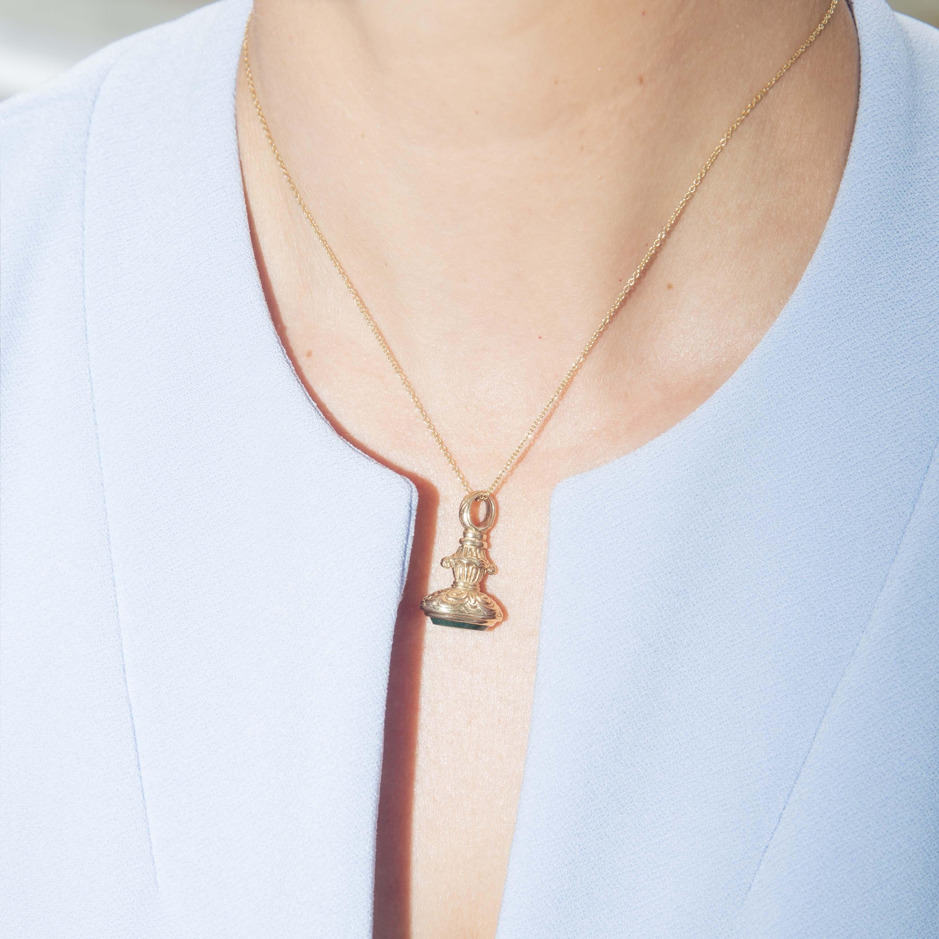 Au cœur du pendentif Rosalina en pierre de sang se trouve un récit tissé dans des tons de cramoisi riche et d'émeraude profonde. Baignée d'or jaune 9 carats, elle capte la lumière en murmurant d'anciens secrets, évoquant le courage et la résilience.