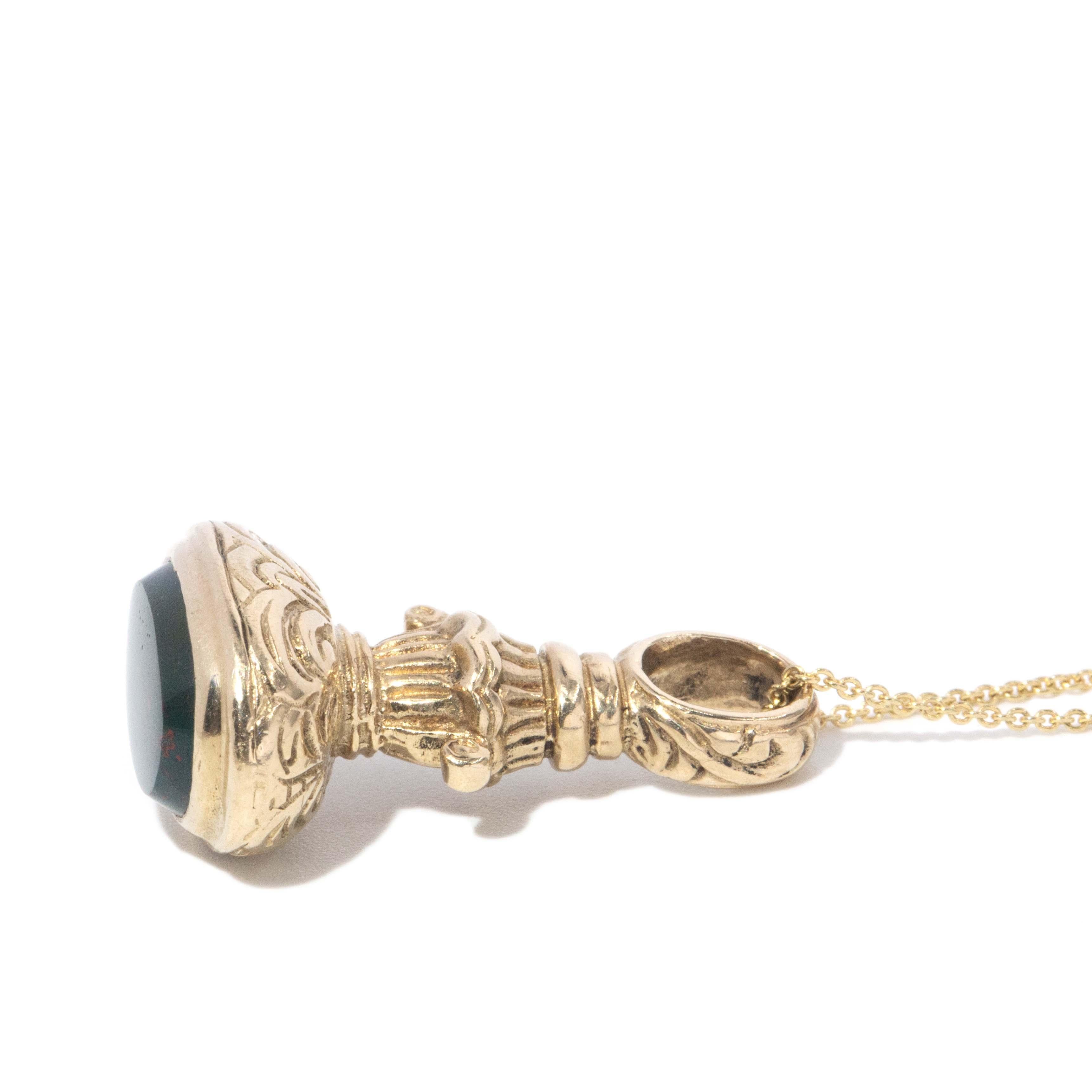 Vintage Circa 1980 Pendentif en or jaune 9 carats avec sceau en pierre de sang en vente 1