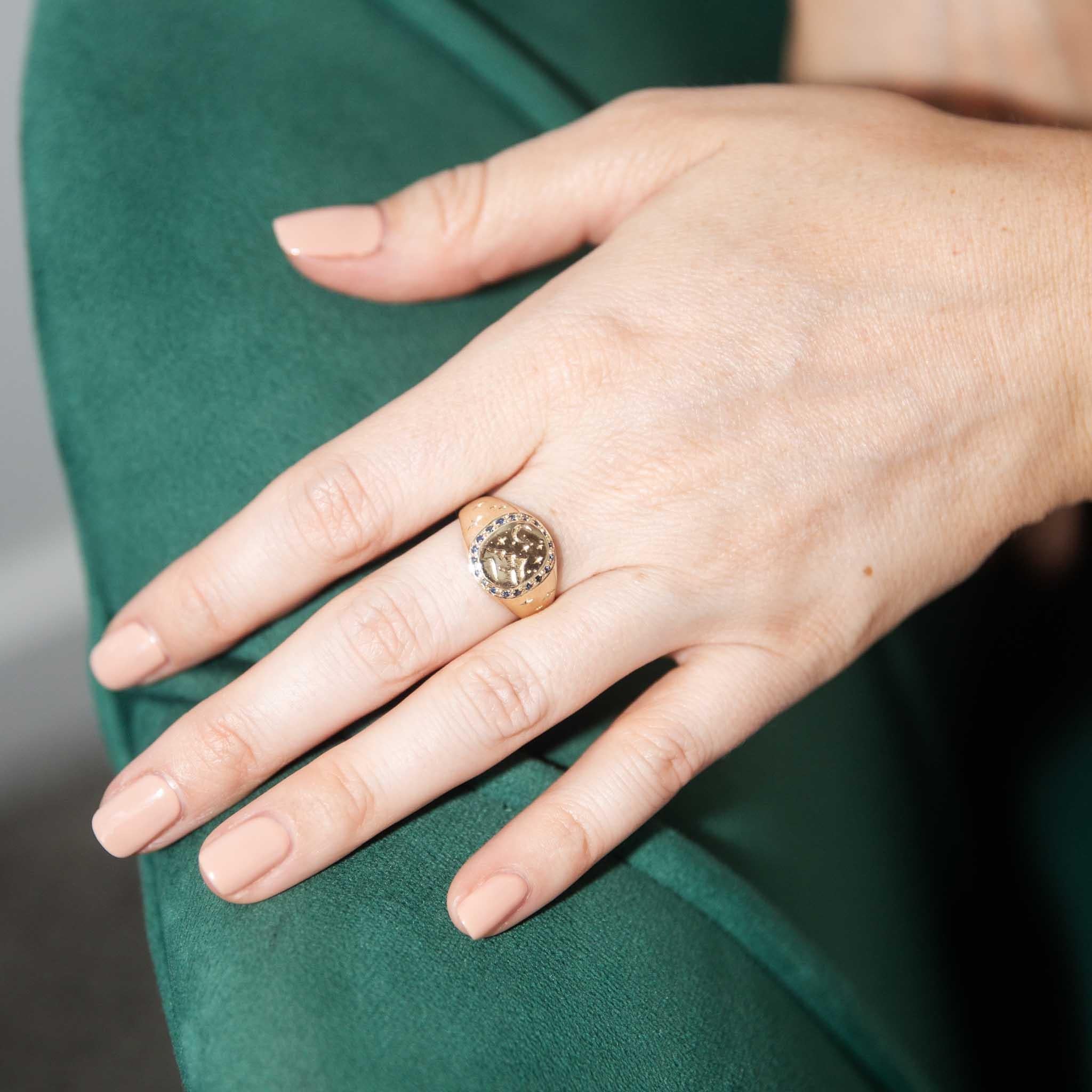 Vintage Circa 1980s Blue Sapphire & Brilliant Diamond Signet Ring 9 Carat Gold In Good Condition For Sale In Hamilton, AU