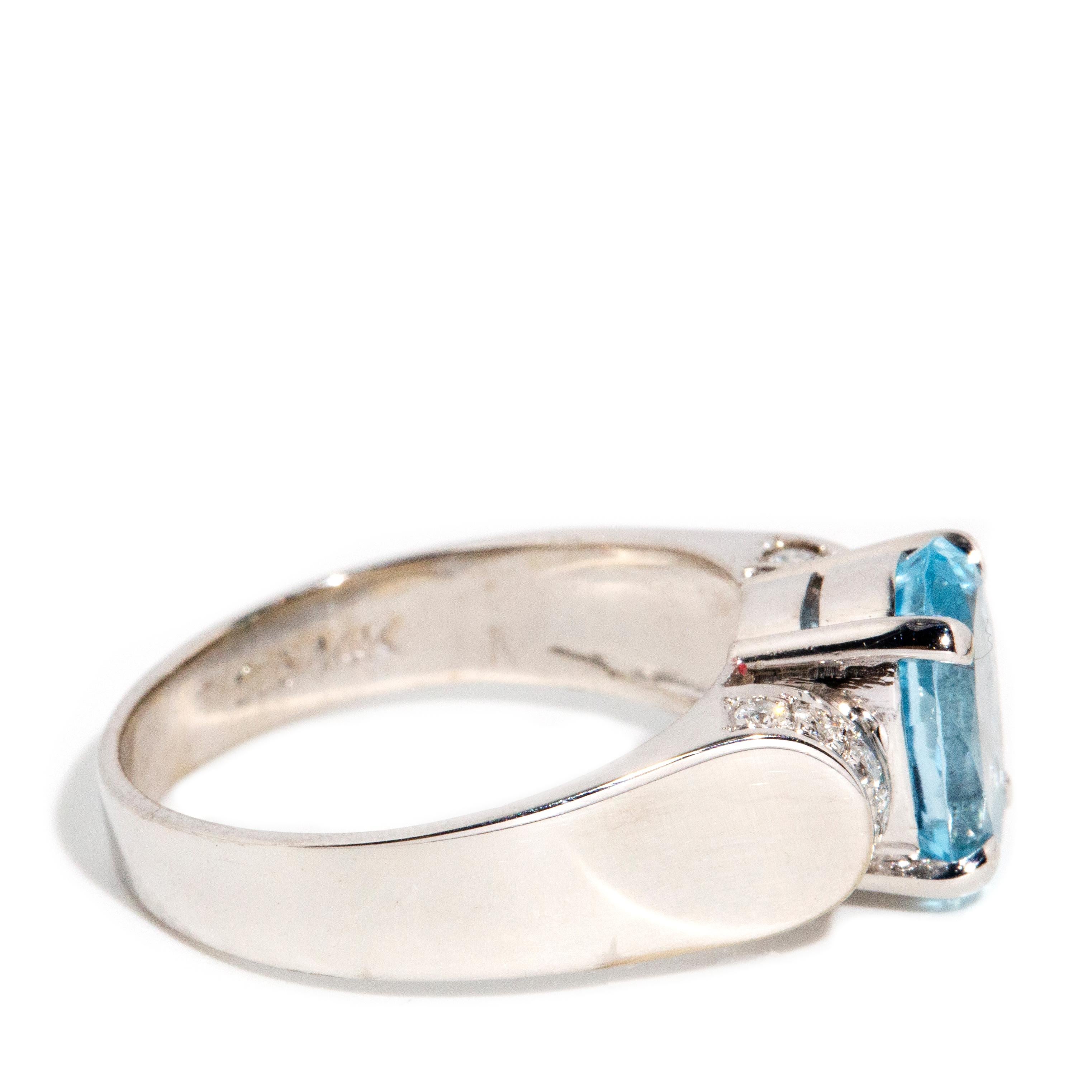 Vintage Circa 1980s Bright Blue Aquamarine & Diamond Ring 14 Carat White Gold For Sale 1