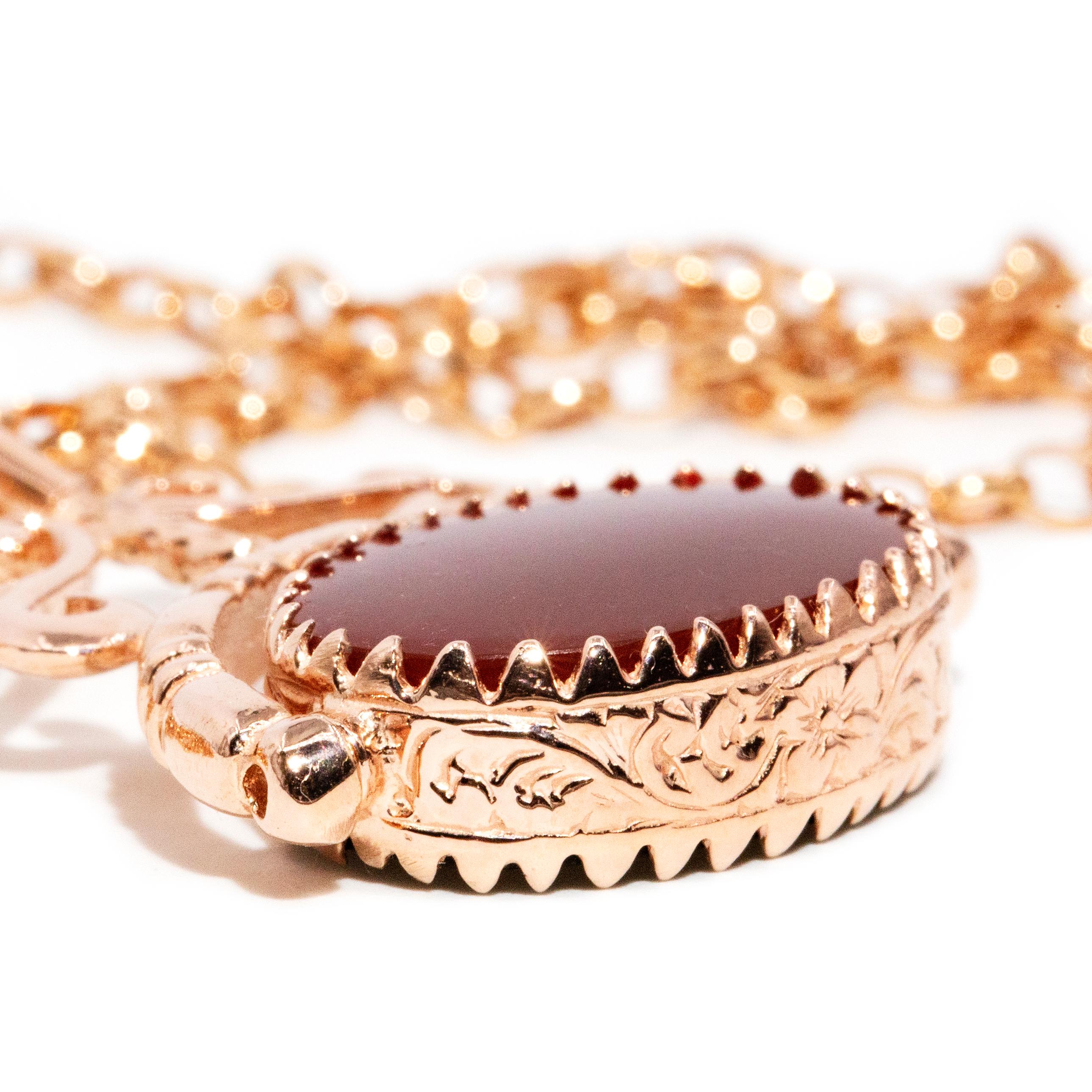 Le pendentif et la chaîne Callis est une magnifique parure vintage qui s'enroule autour d'un anneau de cornaline et d'onyx cramoisis. Ses pierres précieuses sont entourées de magnifiques guirlandes de fleurs sculptées dans de l'or rose 9 carats.

Le