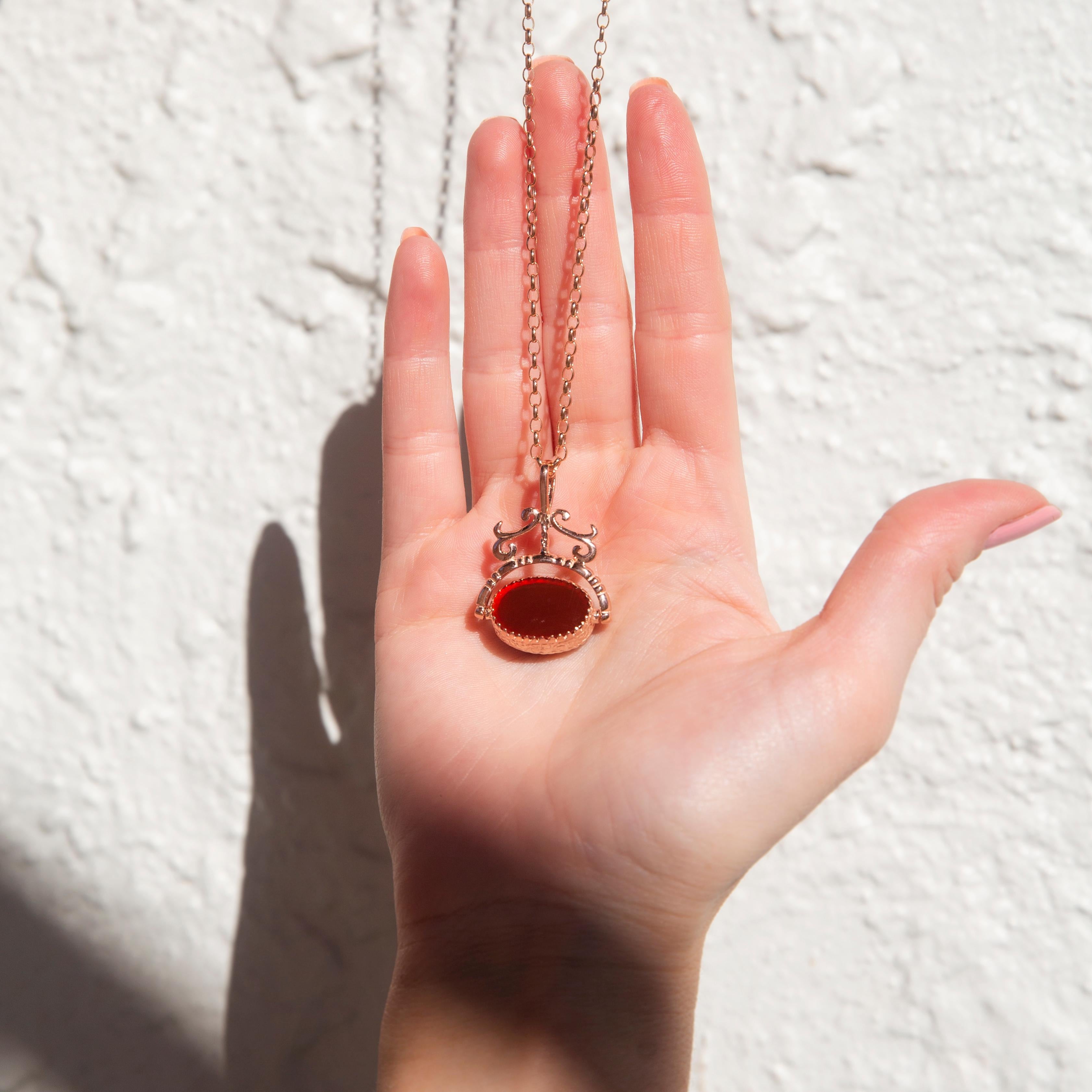 Vintage Circa 1980s Carnelian & Onyx Cabochon Spinner & Chain 9 Carat Rose Gold In Good Condition For Sale In Hamilton, AU