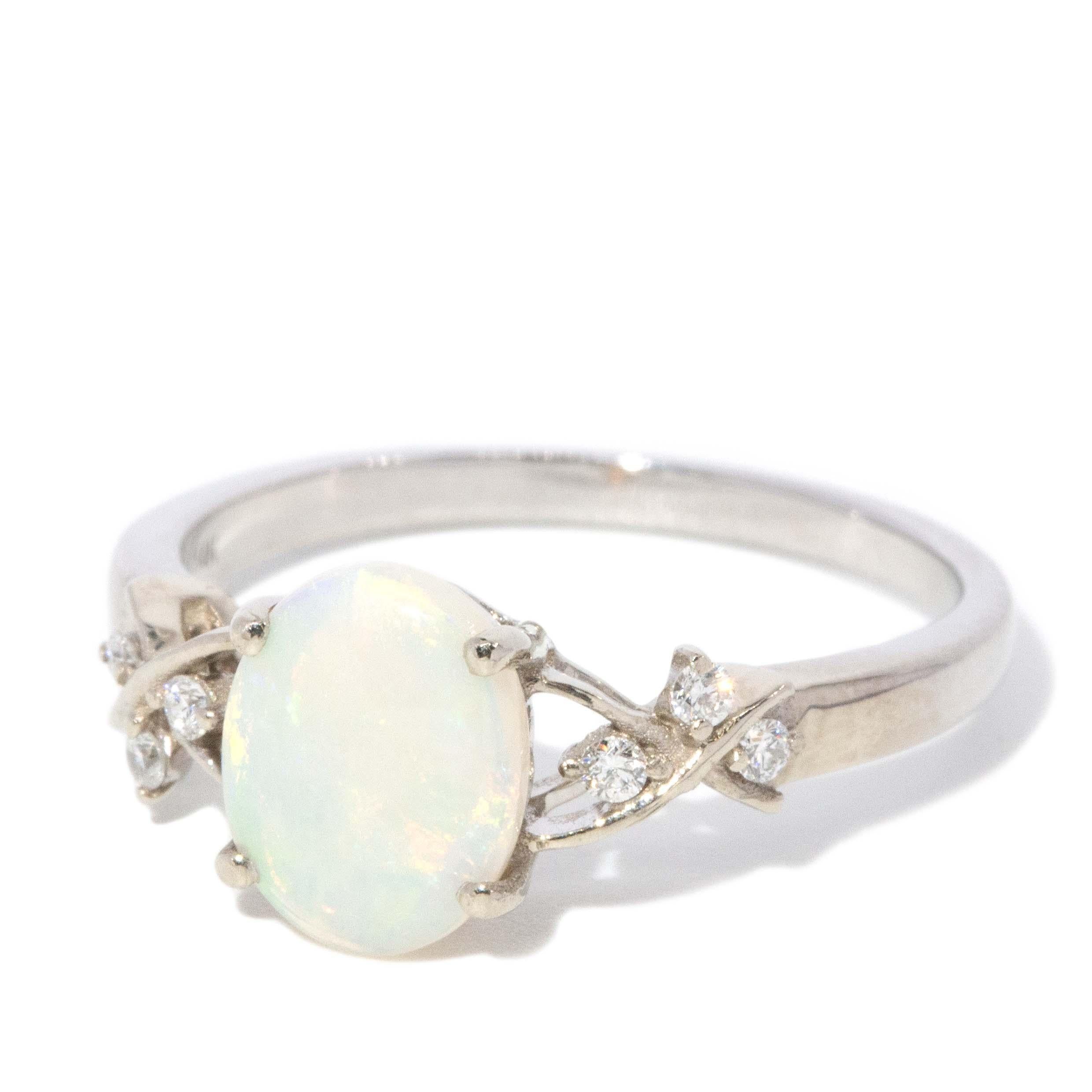 Vintage-Ring aus 14 Karat Weißgold mit Kristall-Opal und Diamant, ca. 1980er Jahre (Ovalschliff) im Angebot