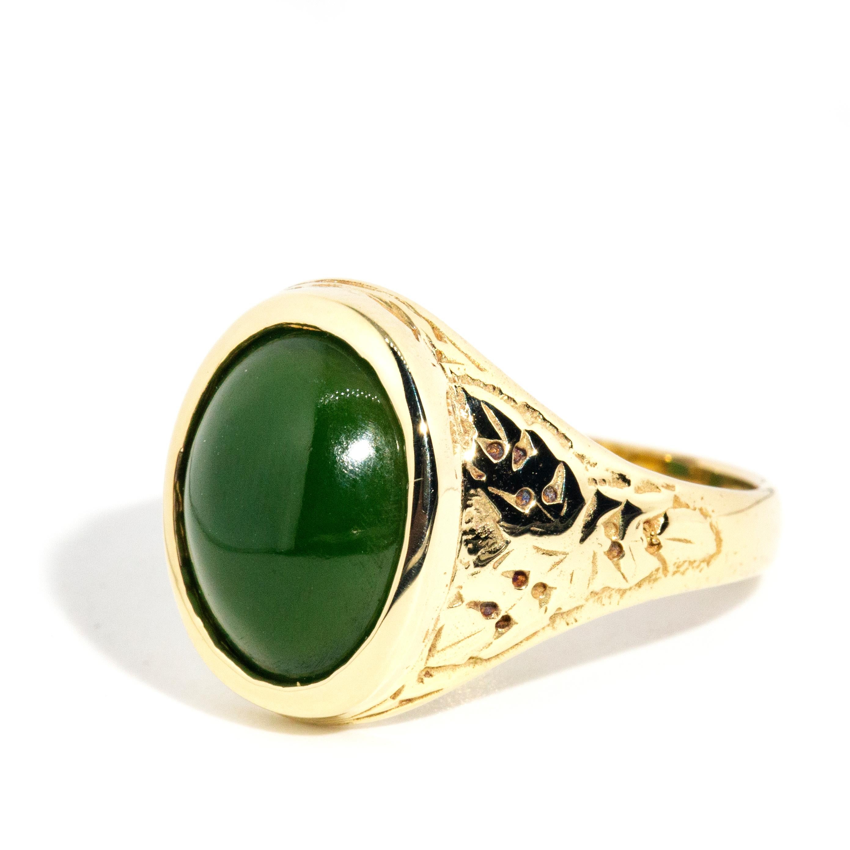 Taille cabochon Bague vintage en or jaune 14 carats avec cabochon de jade néphrite vert foncé, années 1980 en vente