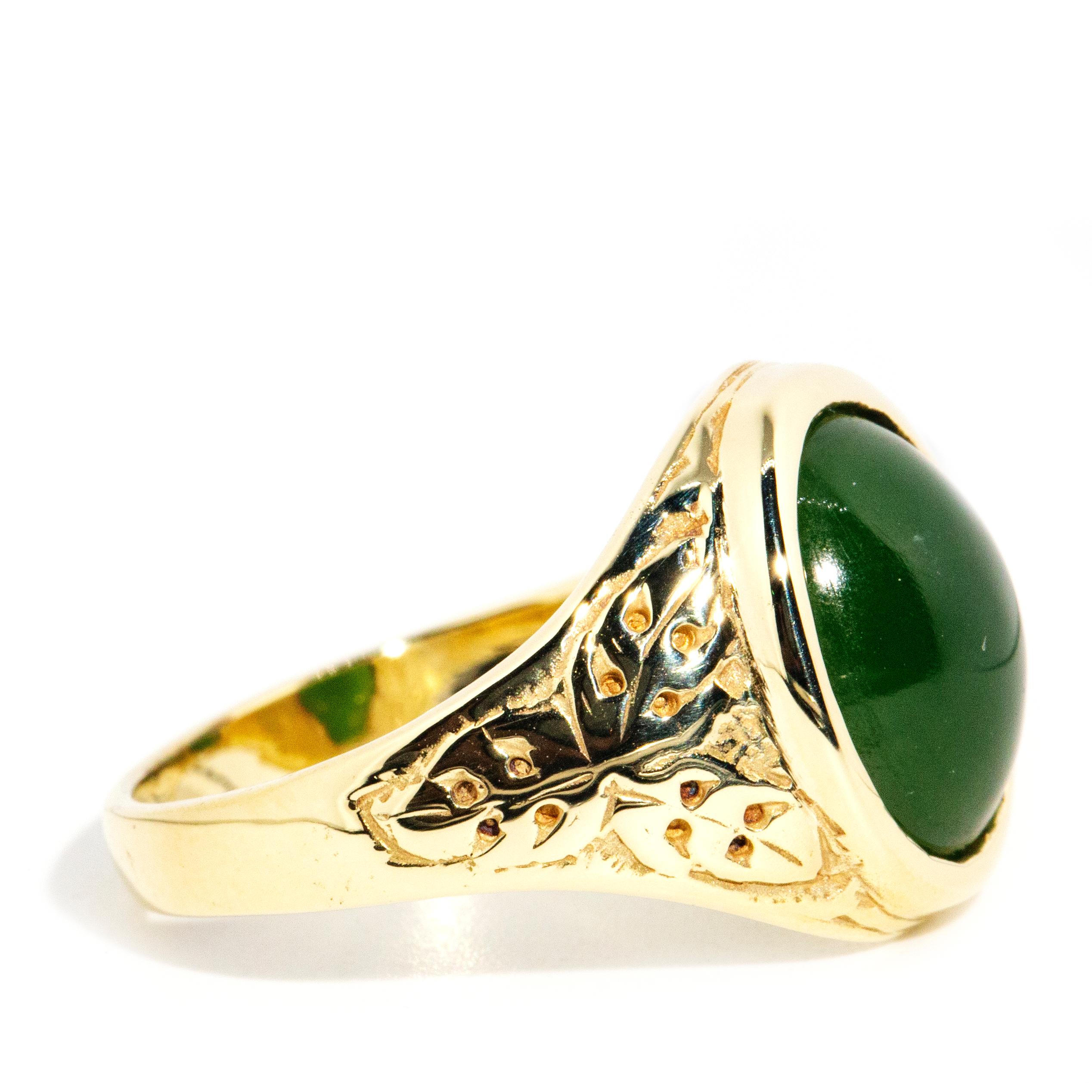 Modern Vintage Circa 1980s Deep Green Nephrite Jade Cabochon Ring 14 Carat Yellow Gold For Sale