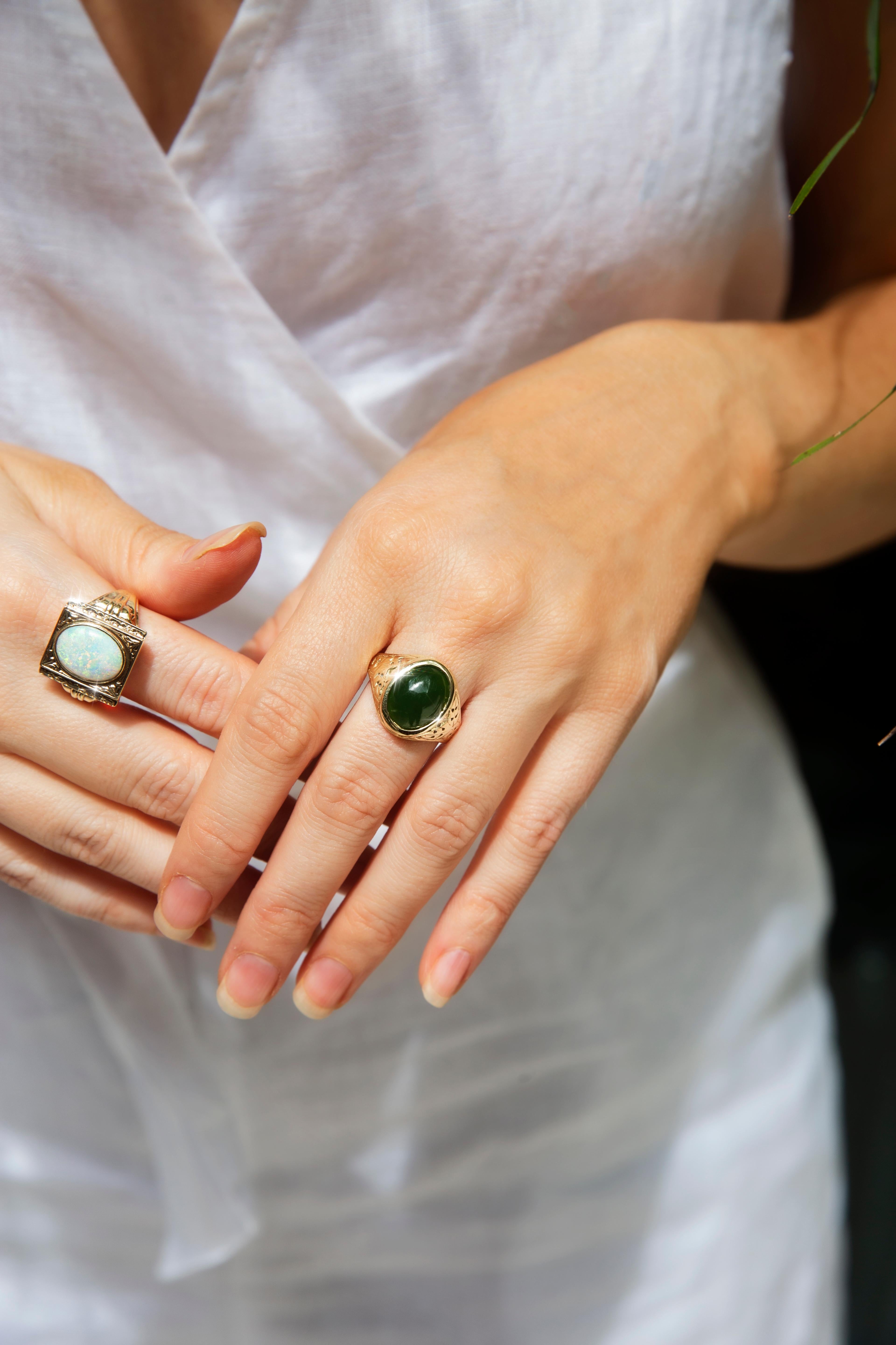 Anillo de oro amarillo de 14 quilates con cabujón de jade de nefrita verde intenso vintage de la década de 1980 en venta 2