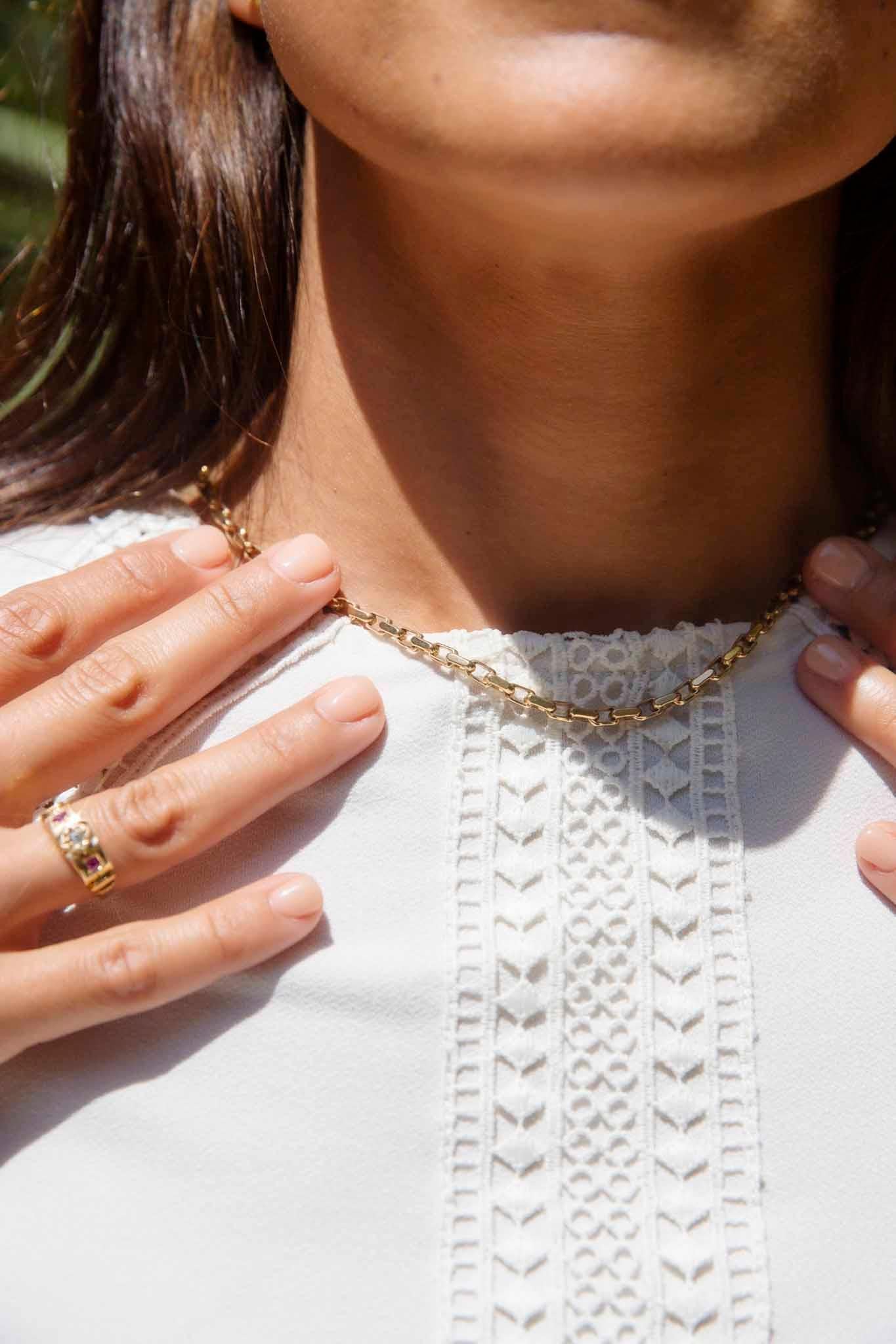 Forgée en or jaune 9 carats, cette luxueuse chaîne vintage, datant des années 1980, présente des maillons ovales en câble et se termine par un fermoir à anneau en forme de boulon. Son nom est The Bindi Chain. Elle est parfaite drapée sur la